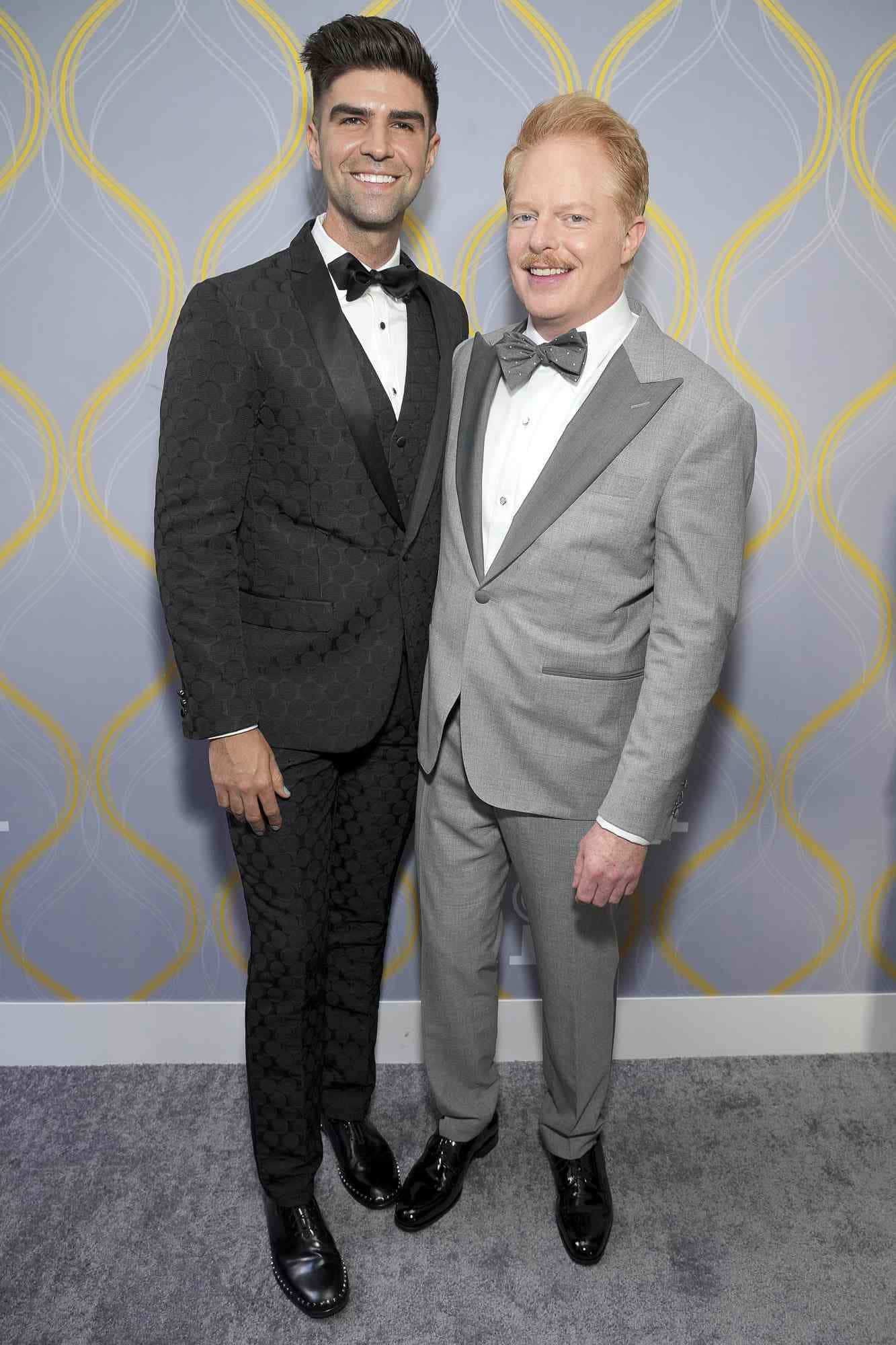 Jesse Tyler Ferguson, formal suits, patterned wallpaper backdrop, Full HD Phone Wallpaper