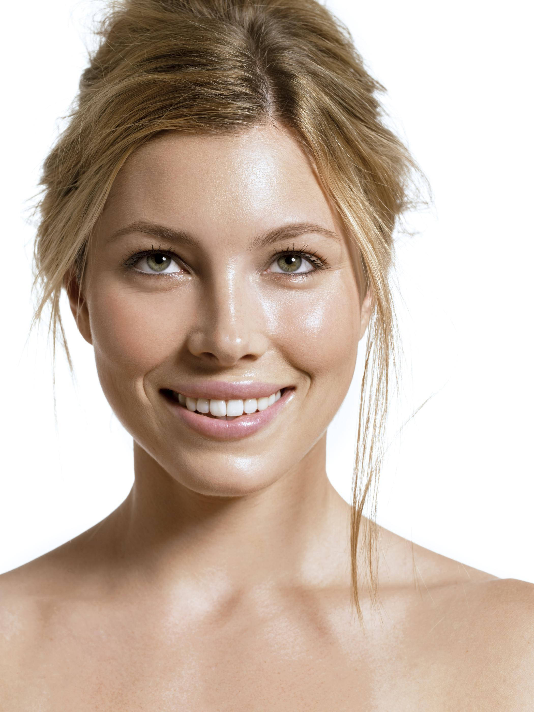 Jessica Biel, blonde hair, warm smile, 2K Phone Wallpaper