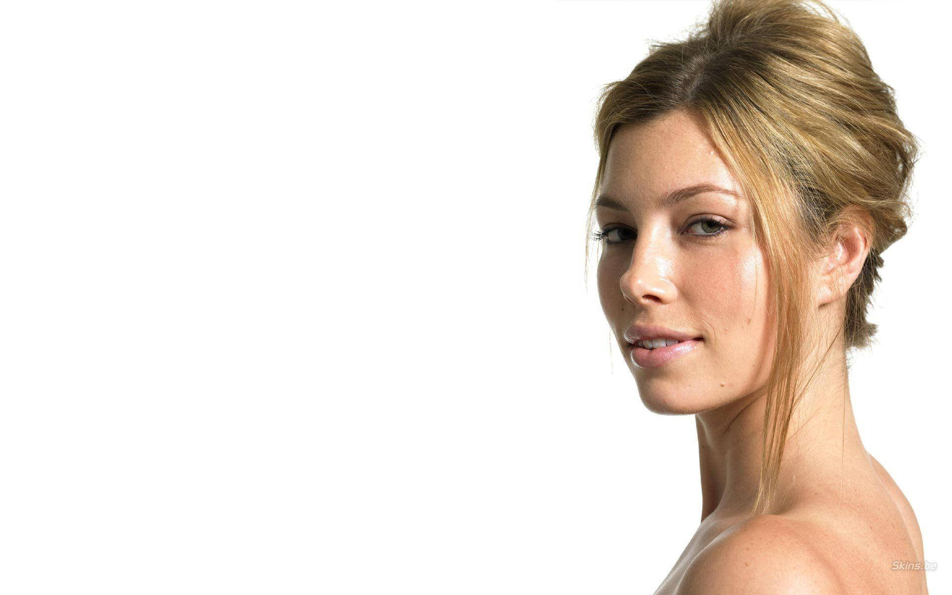 Jessica Biel, blonde hair, gazes softly, Full HD Desktop Wallpaper