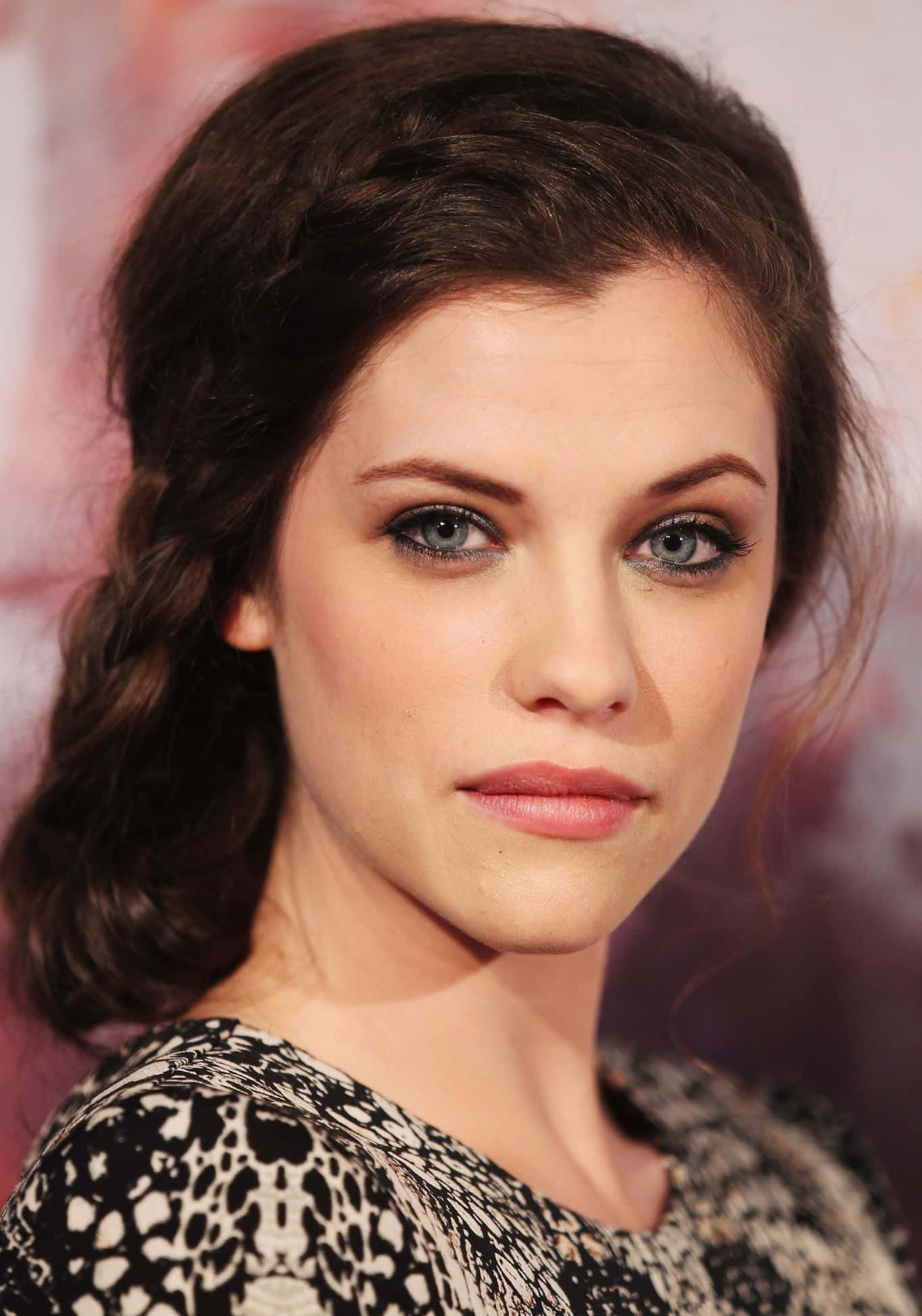 Jessica De Gouw, black and white patterned top, braided dark hair, Full HD Phone Wallpaper