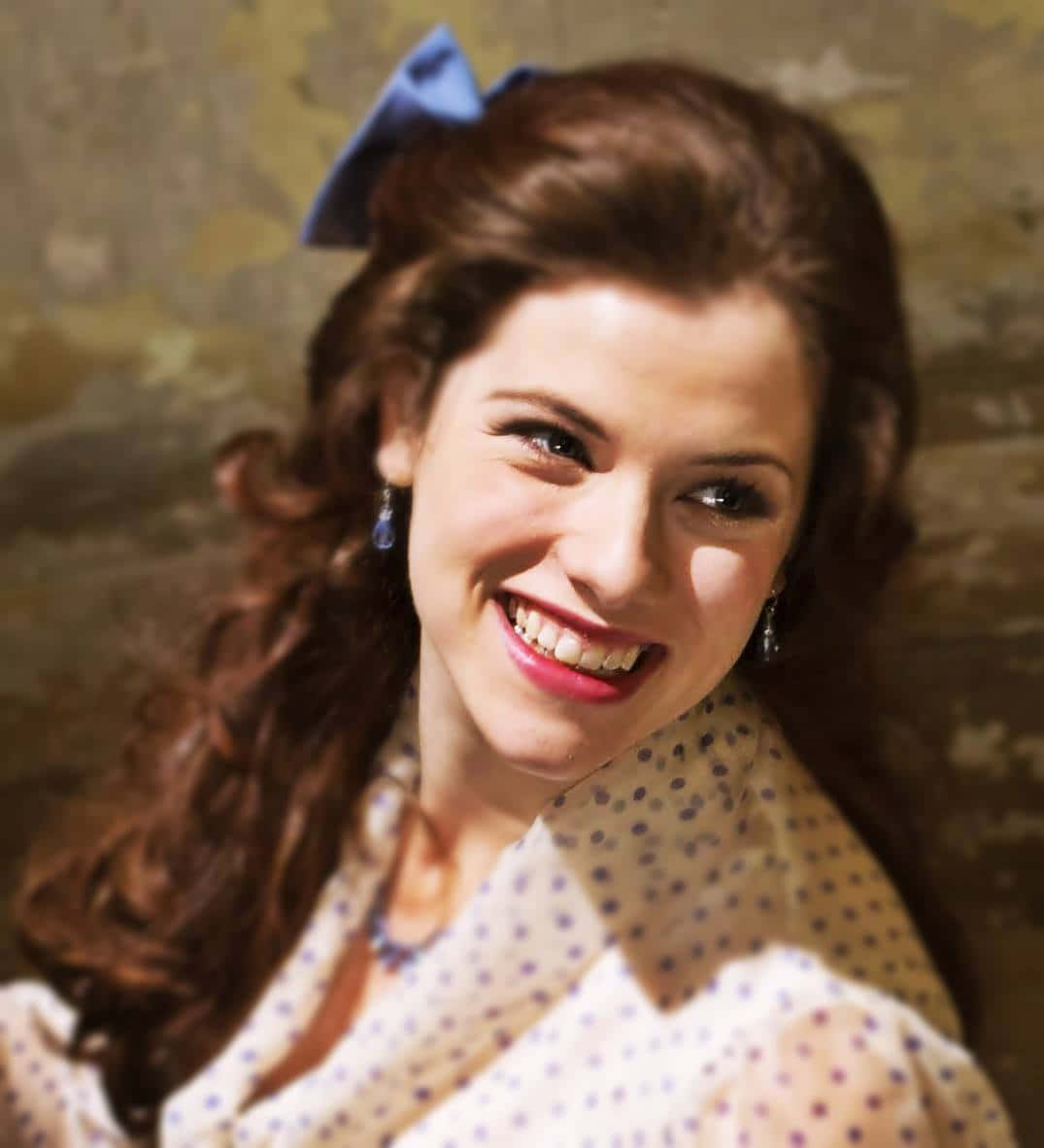 Jessica De Gouw, curly brown hair, blue bow, SD Phone Wallpaper