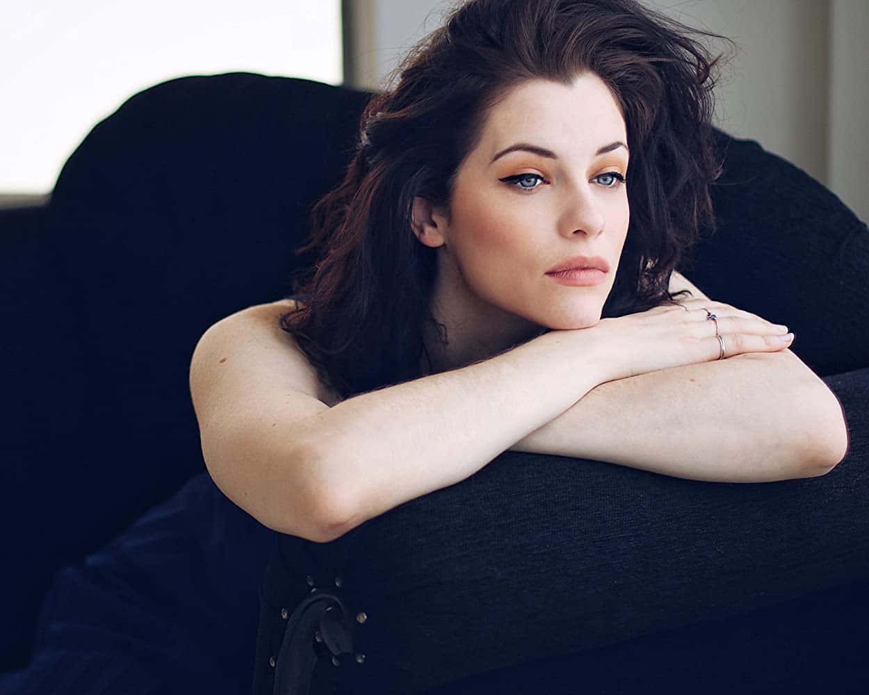Jessica De Gouw, dark hair, black couch, SD Desktop Wallpaper