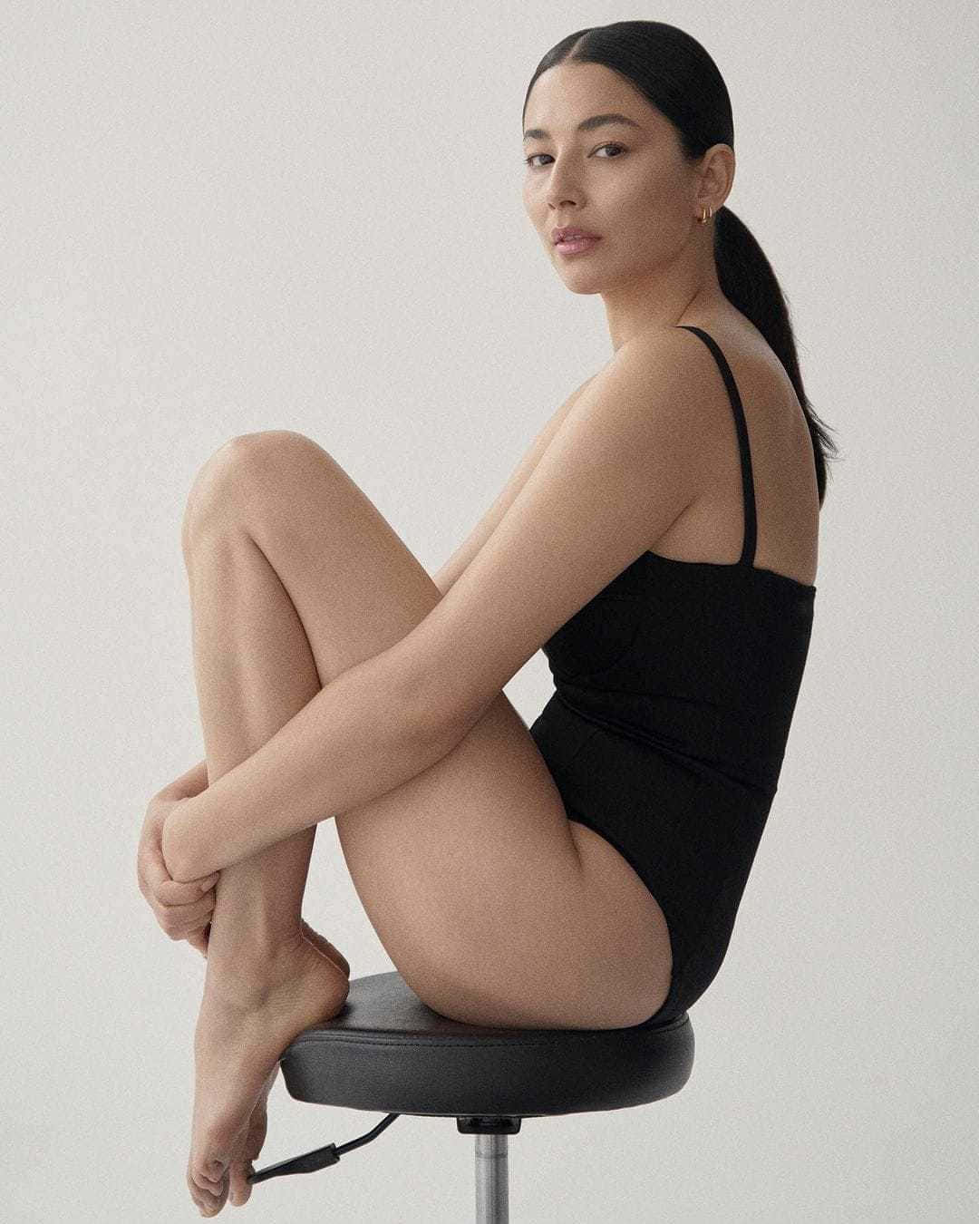 Jessica Gomes, black bodysuit, stool, HD Phone Wallpaper