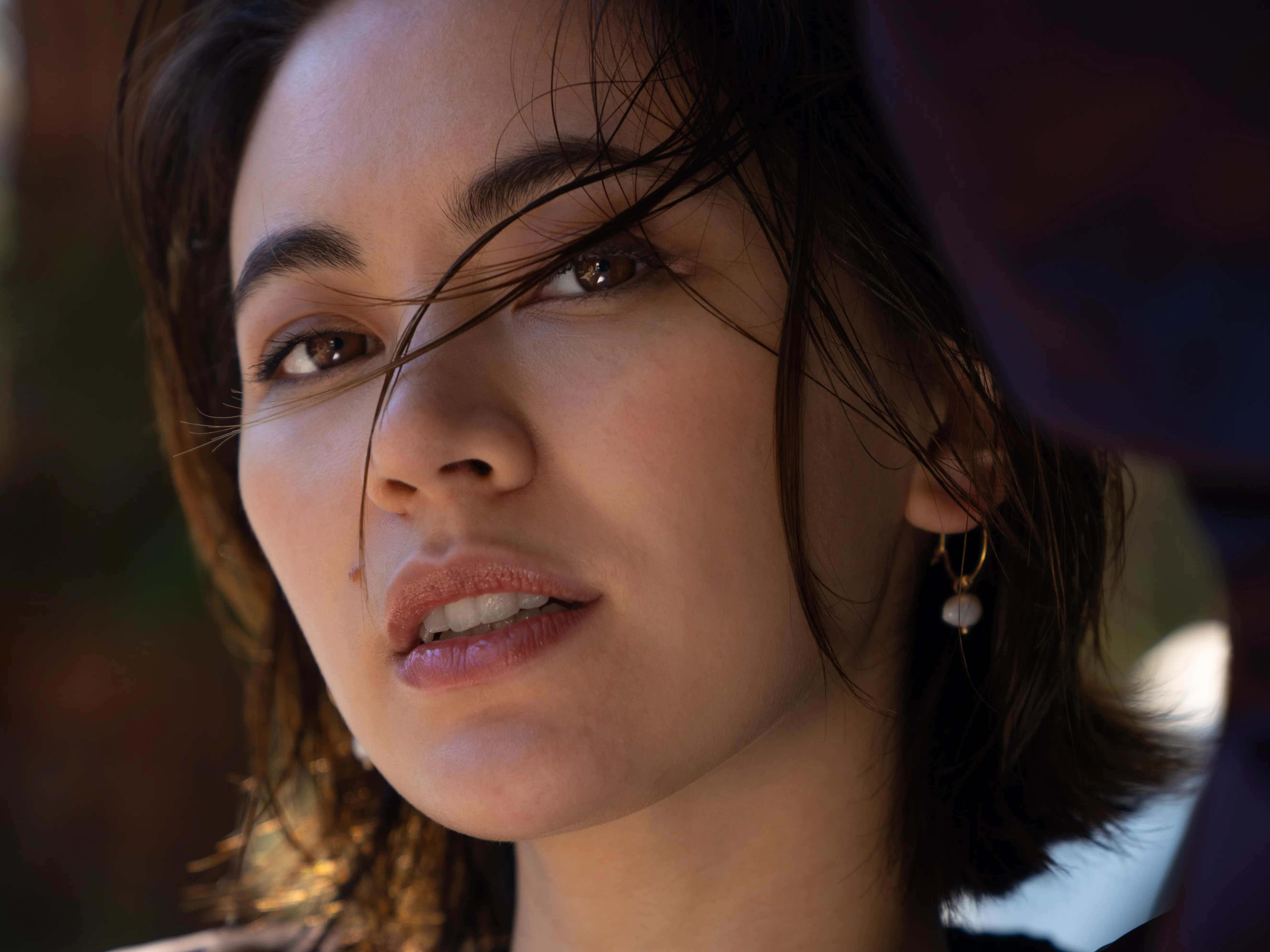 Jessica Henwick, dark hair, warm brown eyes, 5K Desktop Wallpaper