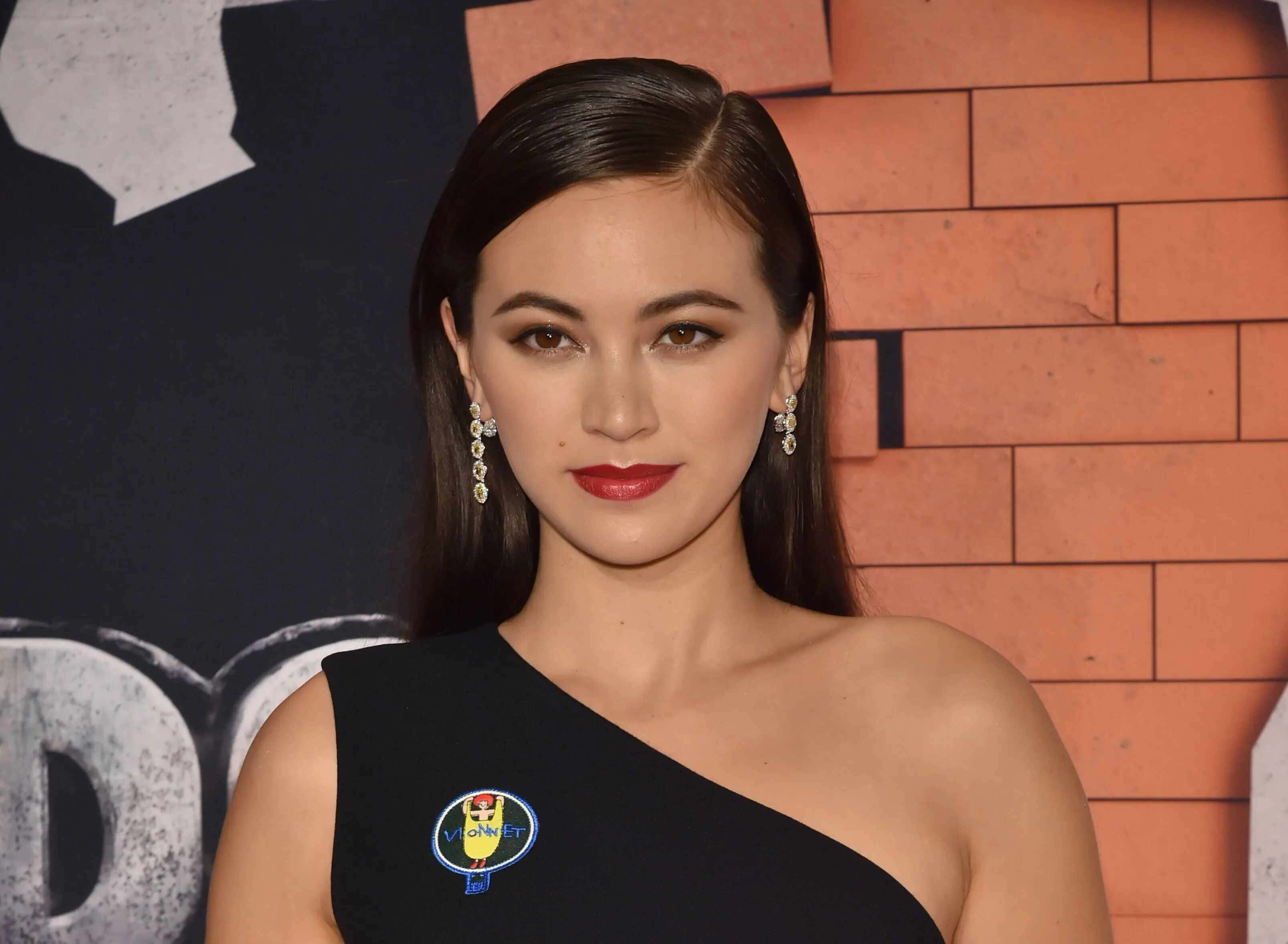 Jessica Henwick, red carpet look, black one-shoulder dress, 2K Desktop Wallpaper
