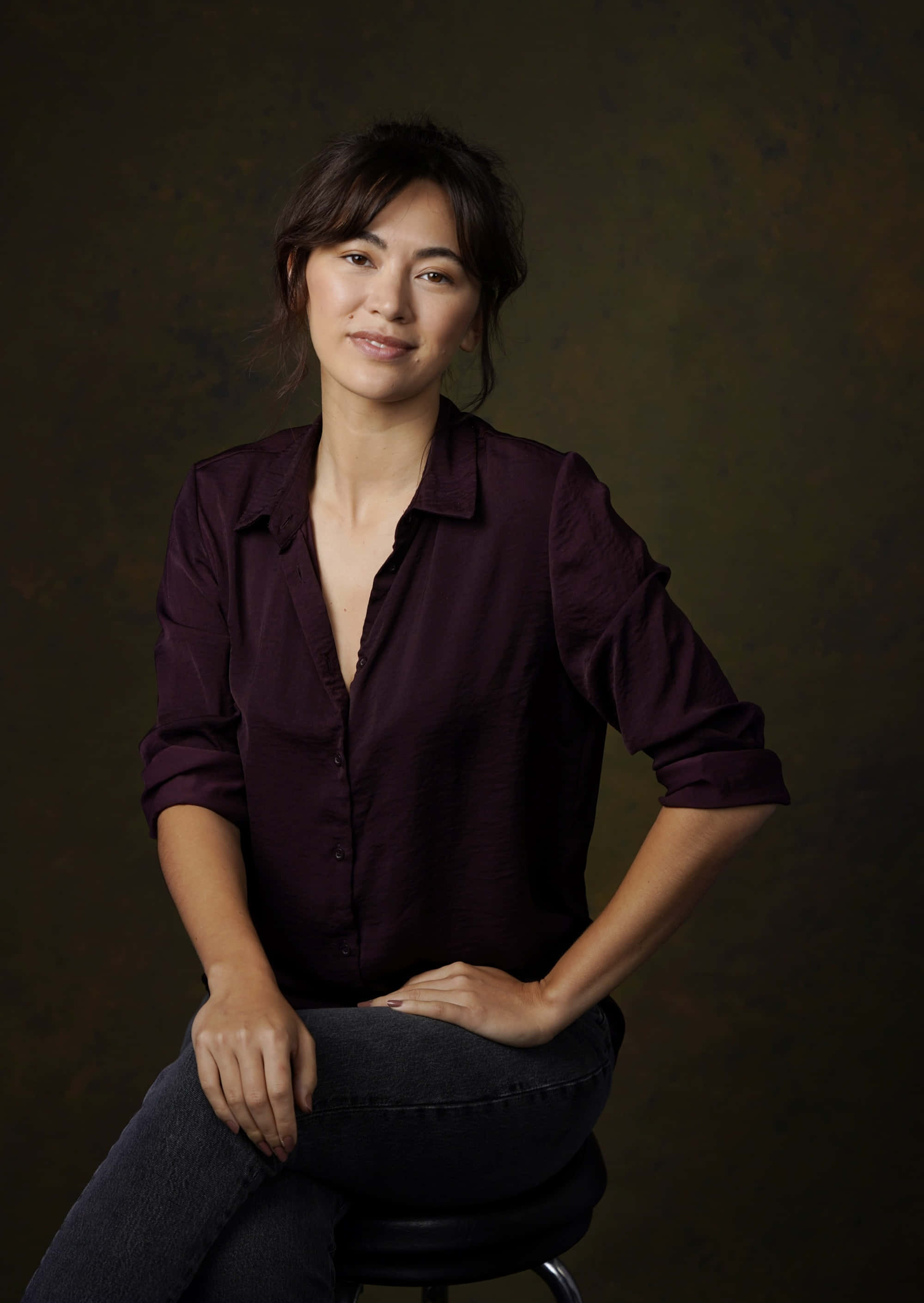 Jessica Henwick, maroon button-up shirt, jeans, 2K Phone Wallpaper