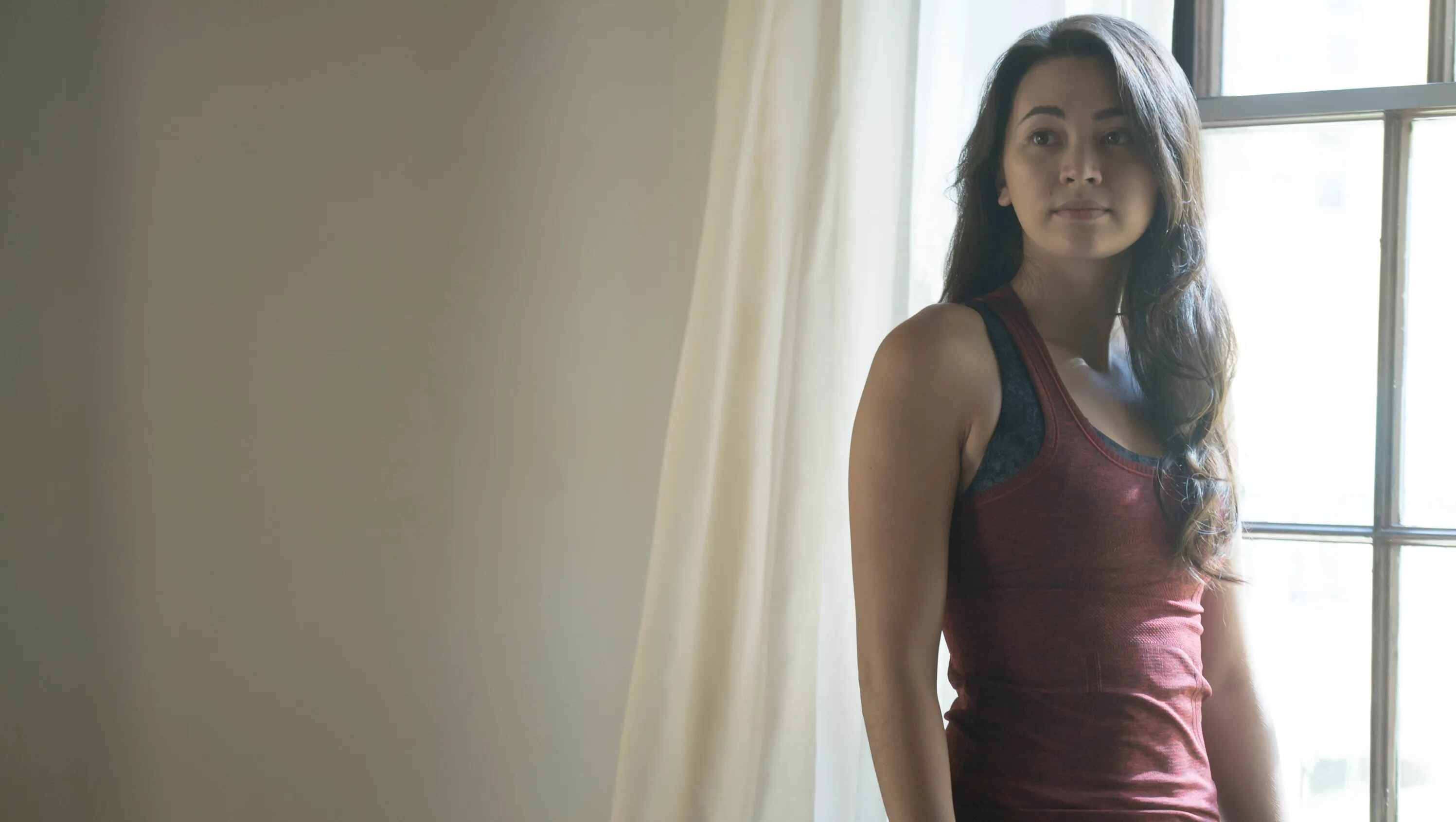 Jessica Henwick, red tank top, window, 2K Desktop Wallpaper