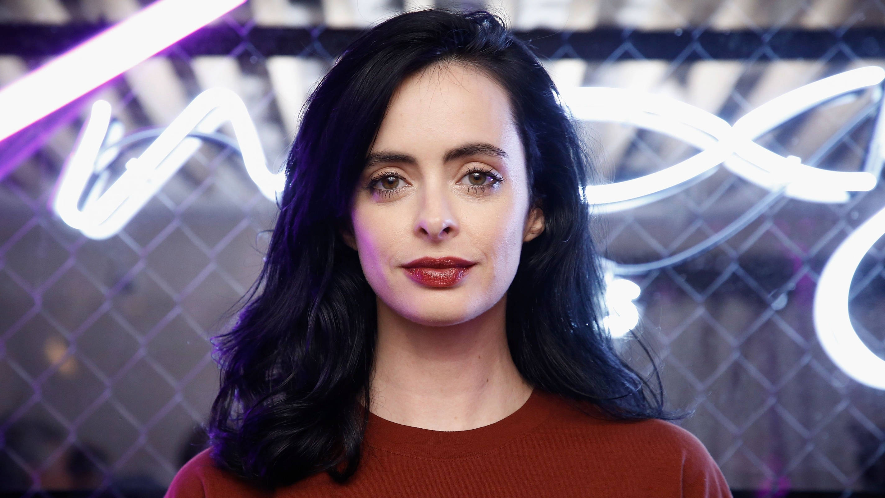 Jessica Jones, neon lights, chain-link fence, 2K Desktop Wallpaper