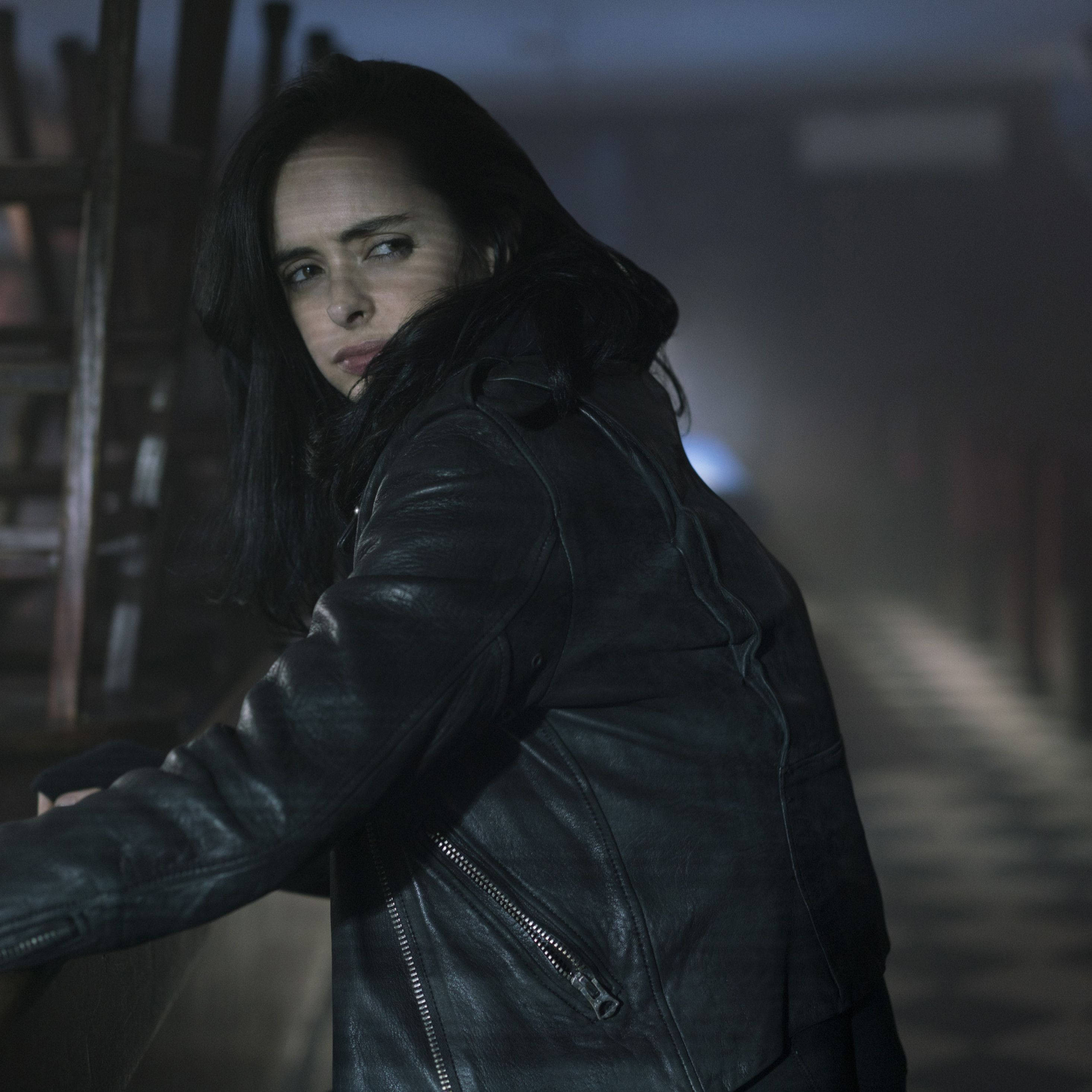 Jessica Jones, black leather jacket, dim foggy alleyway, 2K Desktop Wallpaper