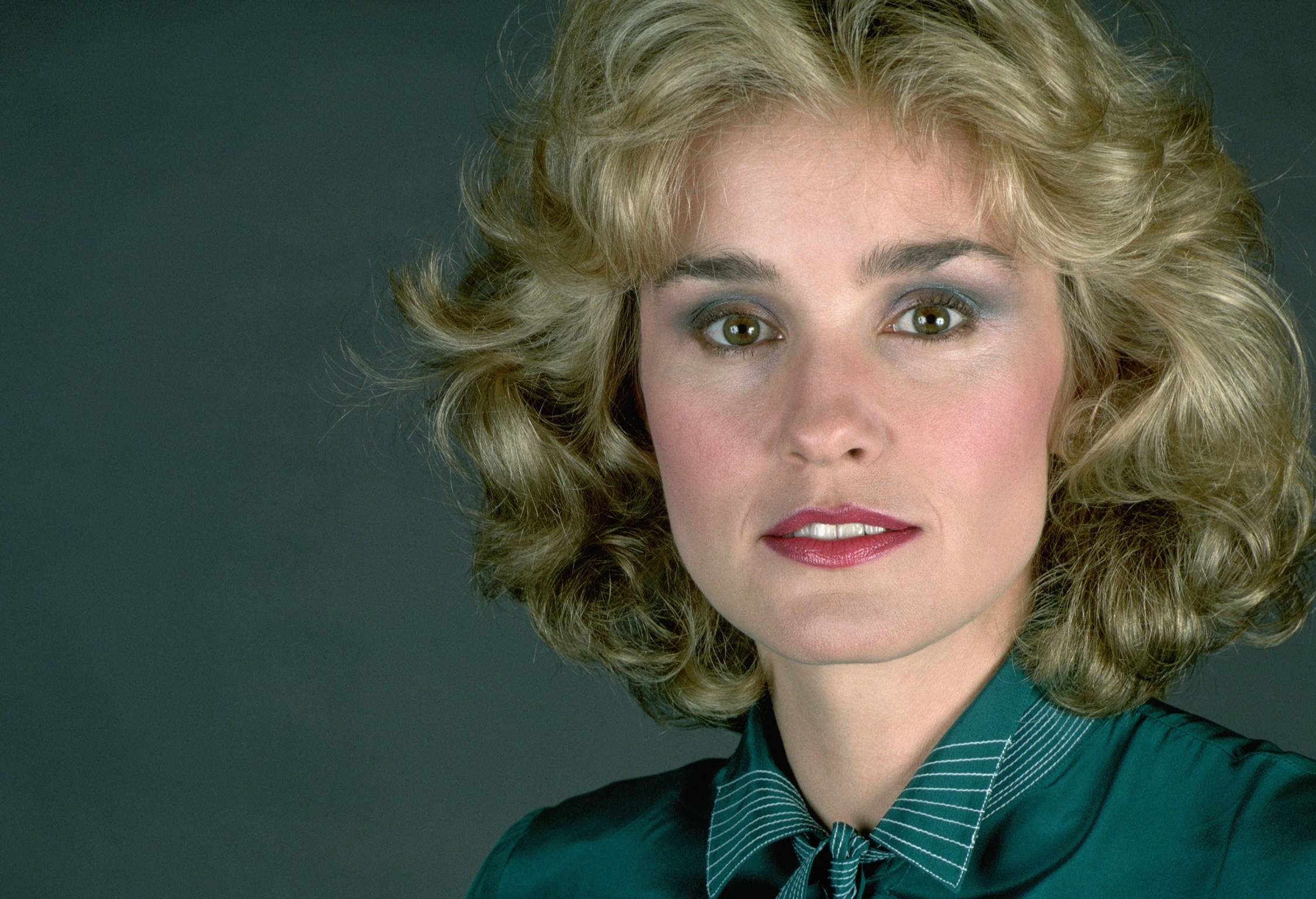 Jessica Lange, green collared dress, voluminous blonde curls, Full HD Desktop Wallpaper