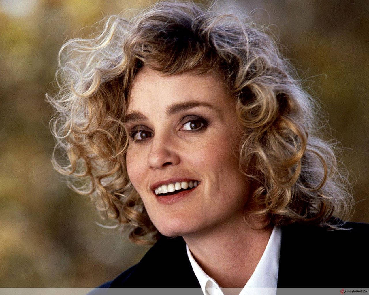 Jessica Lange, voluminous curly blonde hair, soft blurred autumnal background, HD Desktop Wallpaper