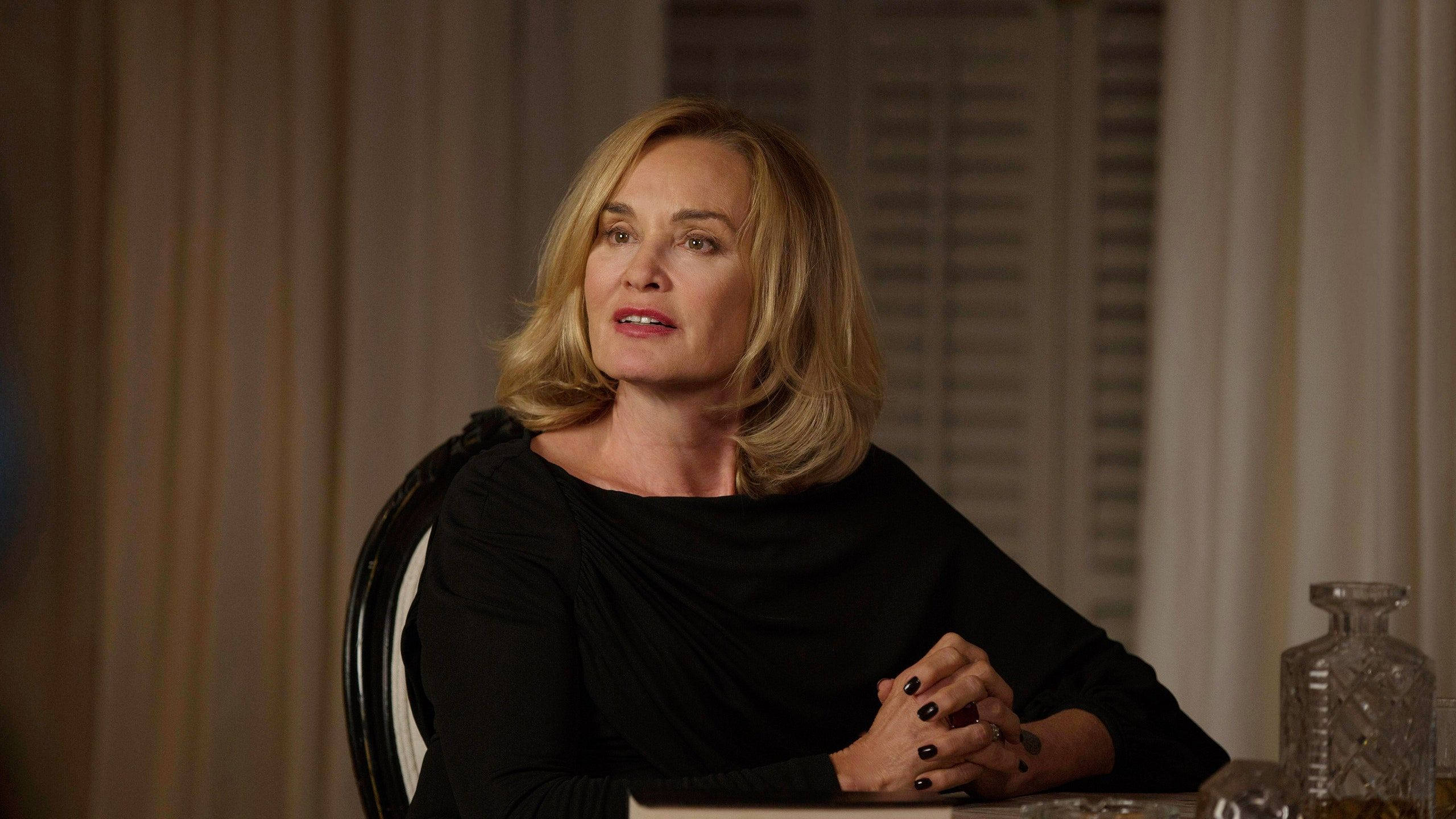 Jessica Lange, blonde hair, dimly lit room, 2K Desktop Wallpaper