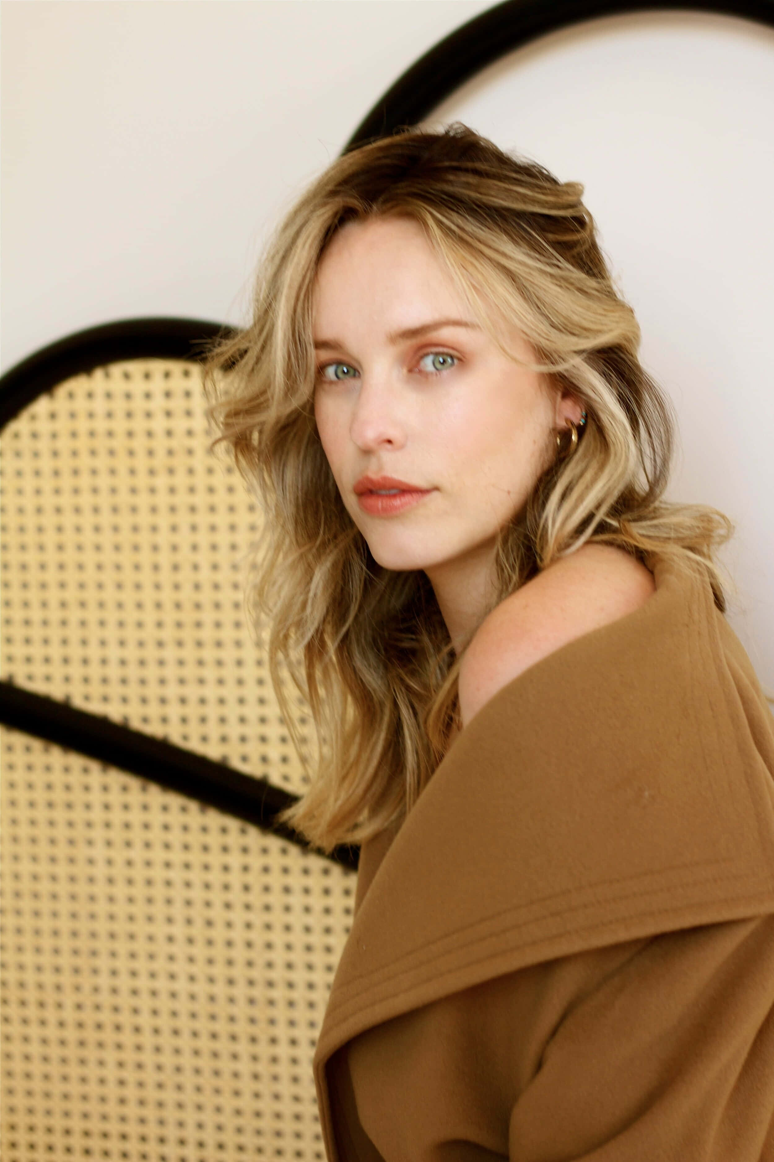 Jessica Mcnamee, wavy blonde hair, green eyes, 2K Phone Wallpaper