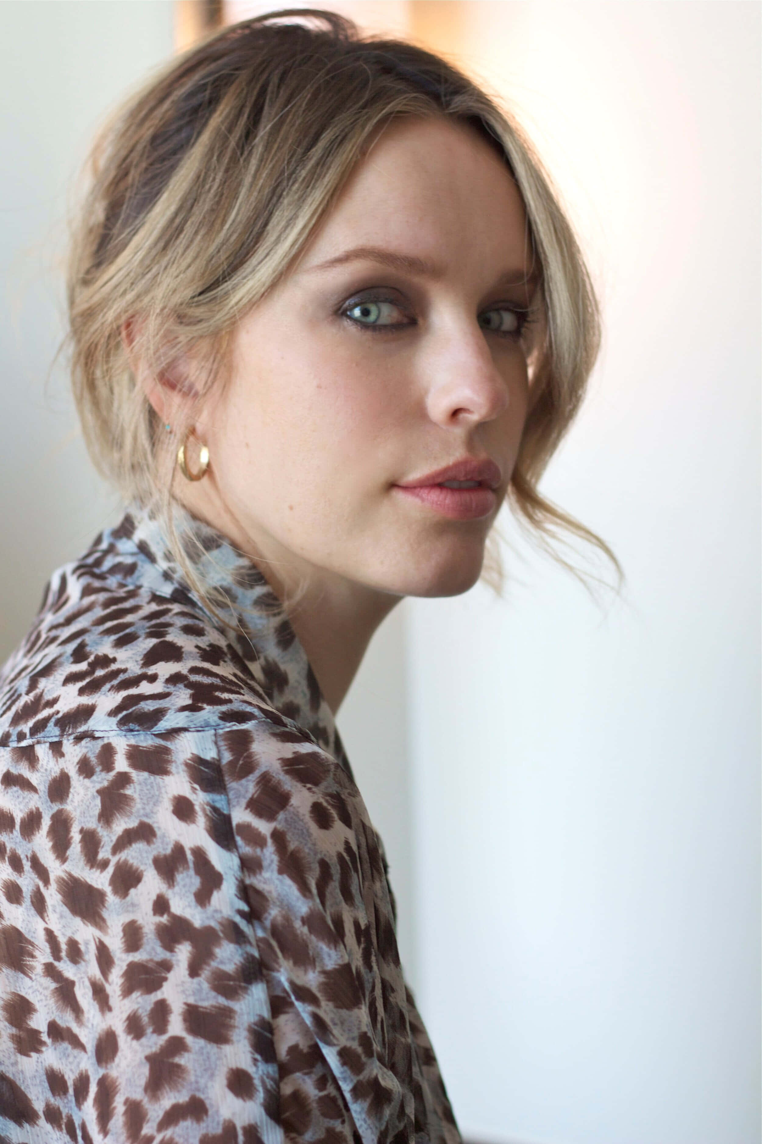 Jessica Mcnamee, leopard print blouse, gold hoop earrings, 2K Phone Wallpaper