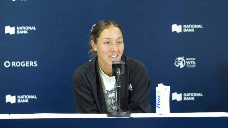 Jessica Pegula, press conference, blue branded backdrop, SD Desktop Wallpaper