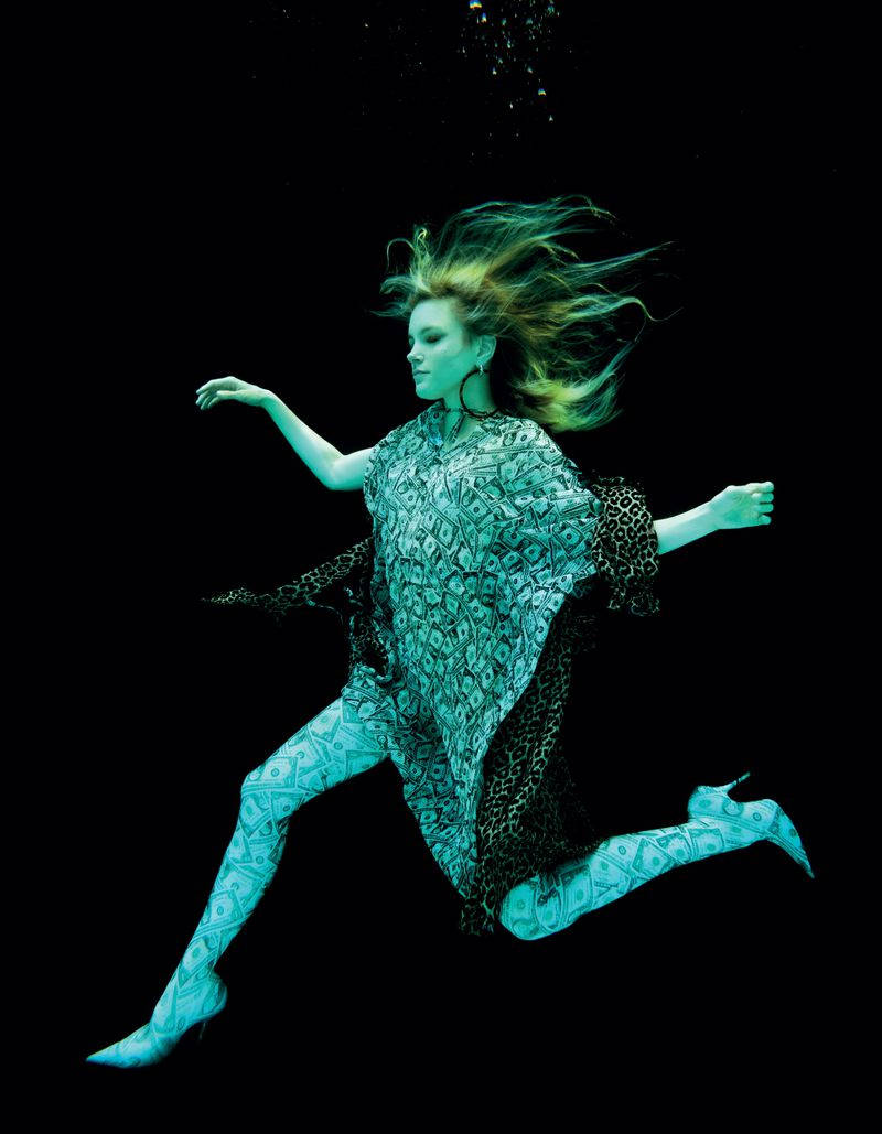 Jessica Stam, flowing hair, swims gracefully underwater, SD Phone Wallpaper