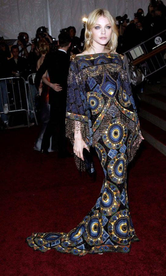Jessica Stam, red carpet, blue gold and black patterned gown, SD Phone Wallpaper