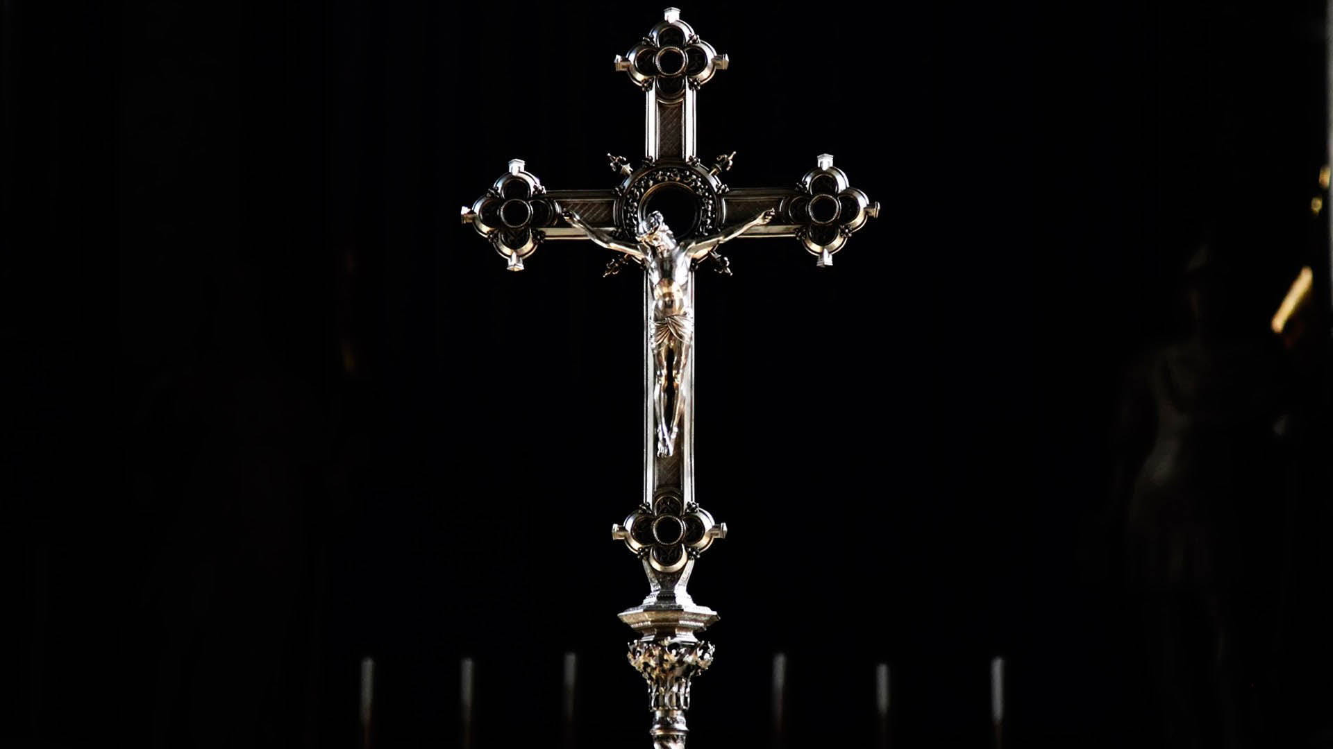 silver Jesus Cross, dim room, gleaming ornate silver crucifix, Full HD Desktop Wallpaper