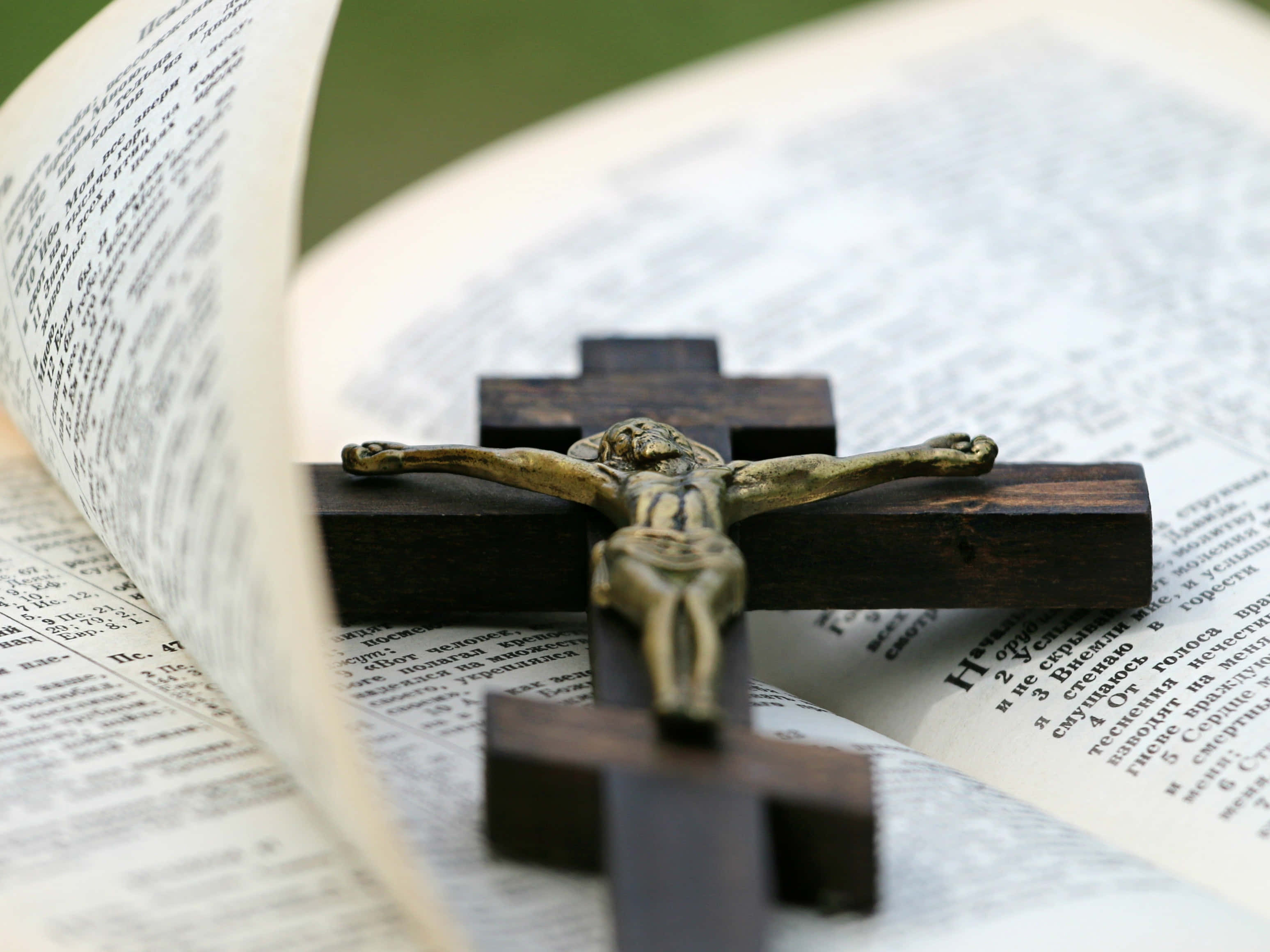 Crucifixon, brass crucifix, dark wooden cross, 2K Desktop Wallpaper