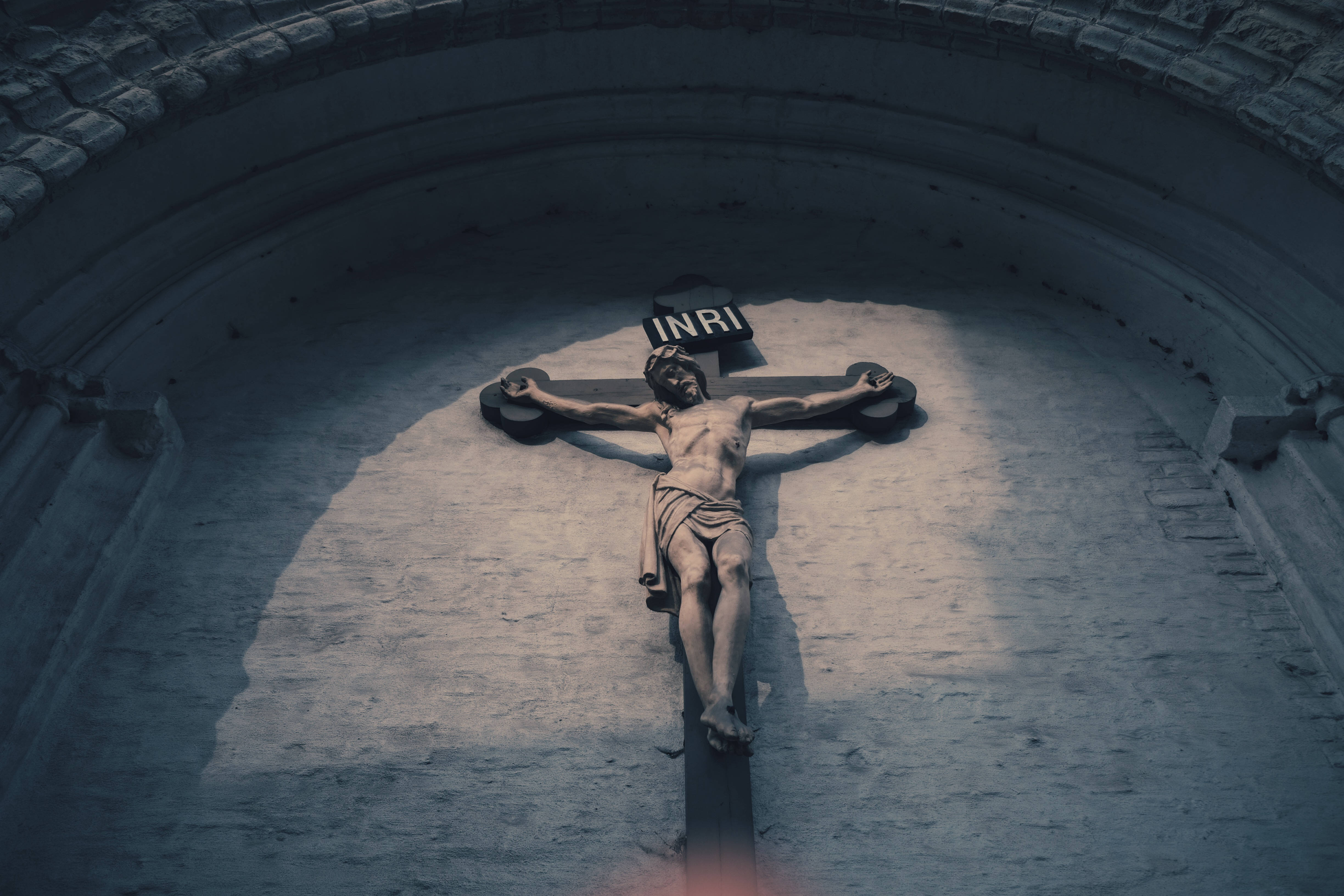 Jesus On Cross, stone crucifixion statue, arched stone ceiling, 4K Desktop Wallpaper