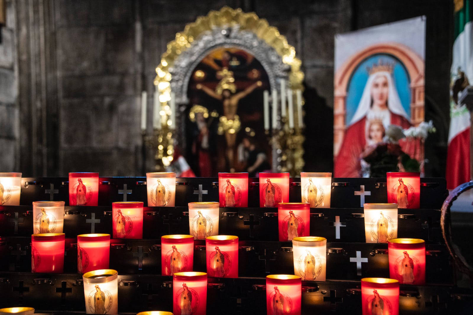 Jesus On Cross, lit candles, glowing red votive candles, HD Desktop Wallpaper