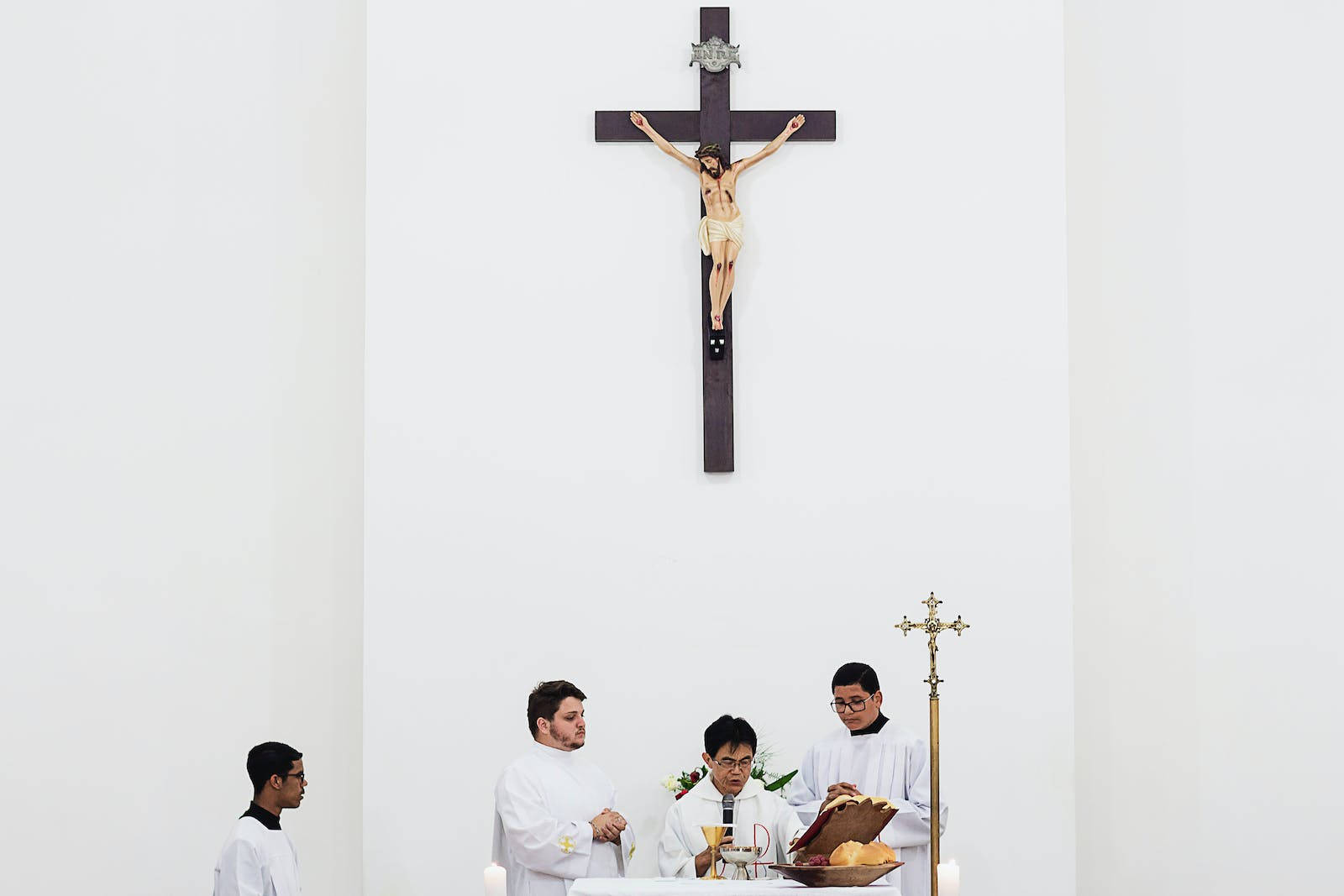 Jesus On Cross, three priests, white vestments, HD Desktop Wallpaper