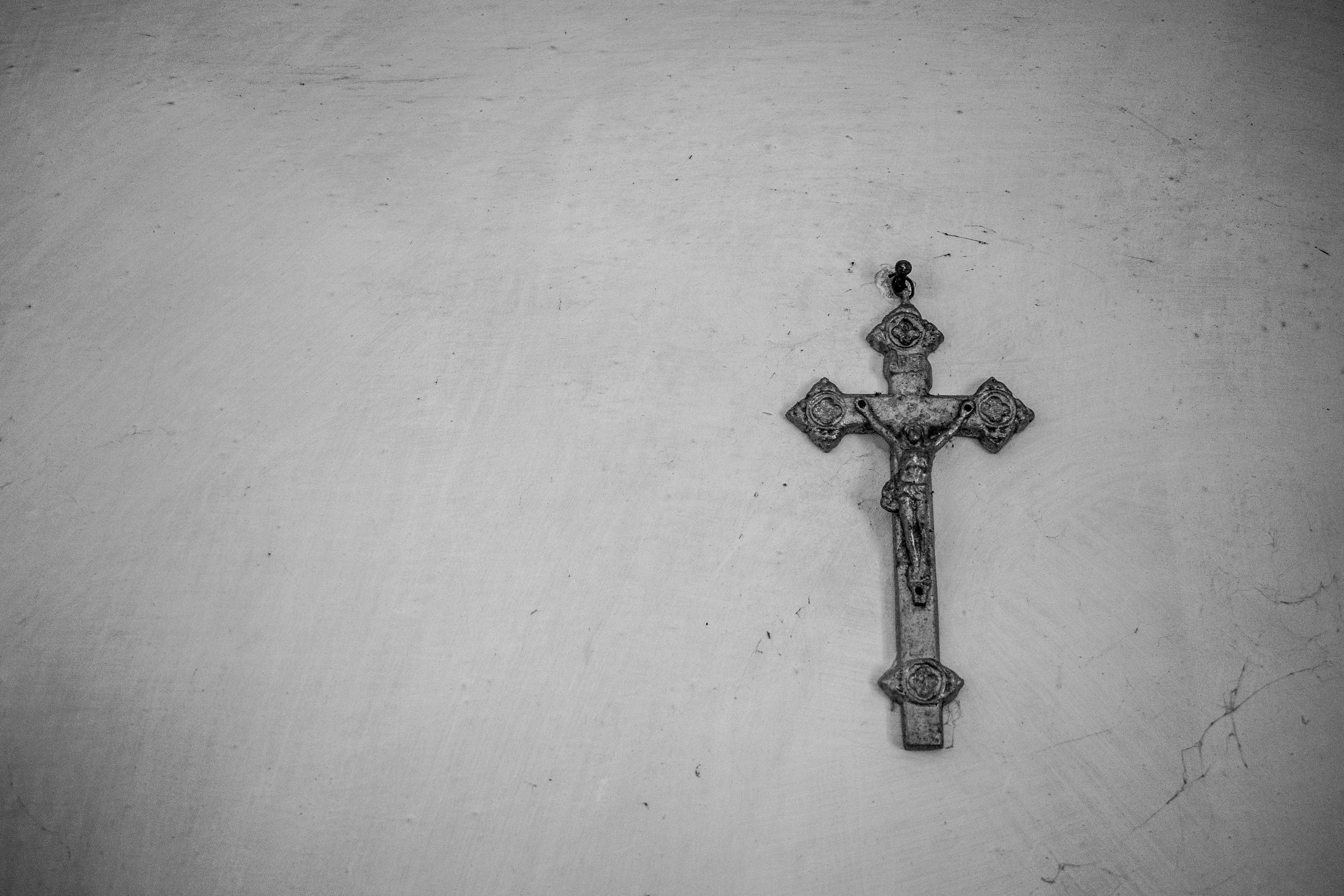 metallic jesus on cross, cracked and textured wall, monochrome tones, 5K Desktop Wallpaper