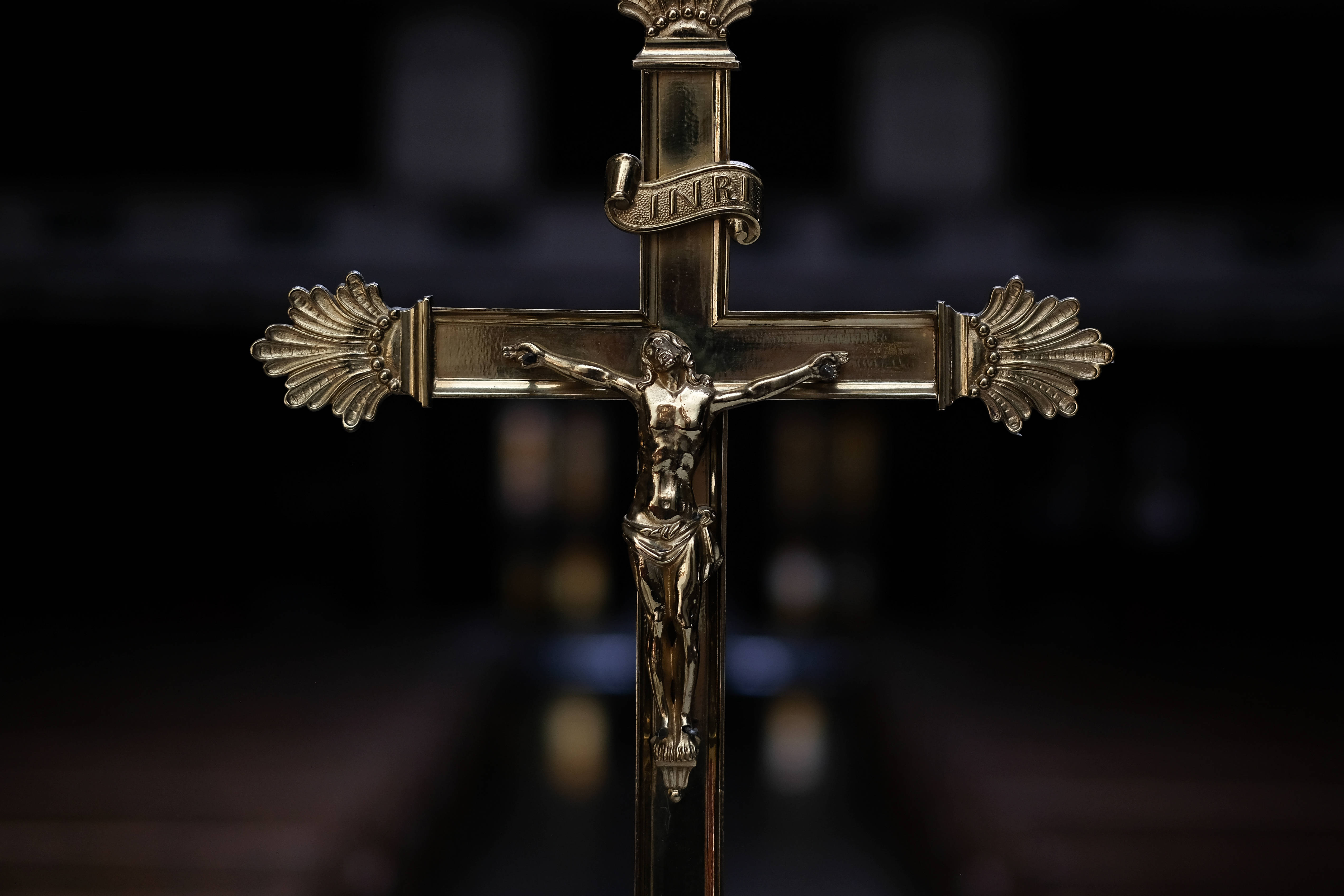 golden crucifix, detailed ornamentation, dark blurred church interior, 4K Desktop Wallpaper