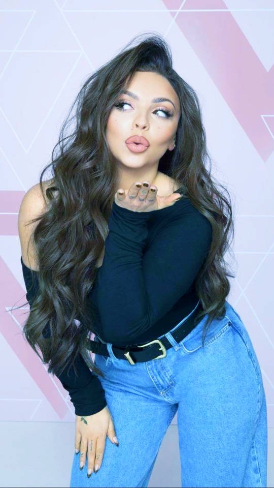 Jesy Nelson, long wavy hair, pink geometric patterned wall, SD Phone Wallpaper