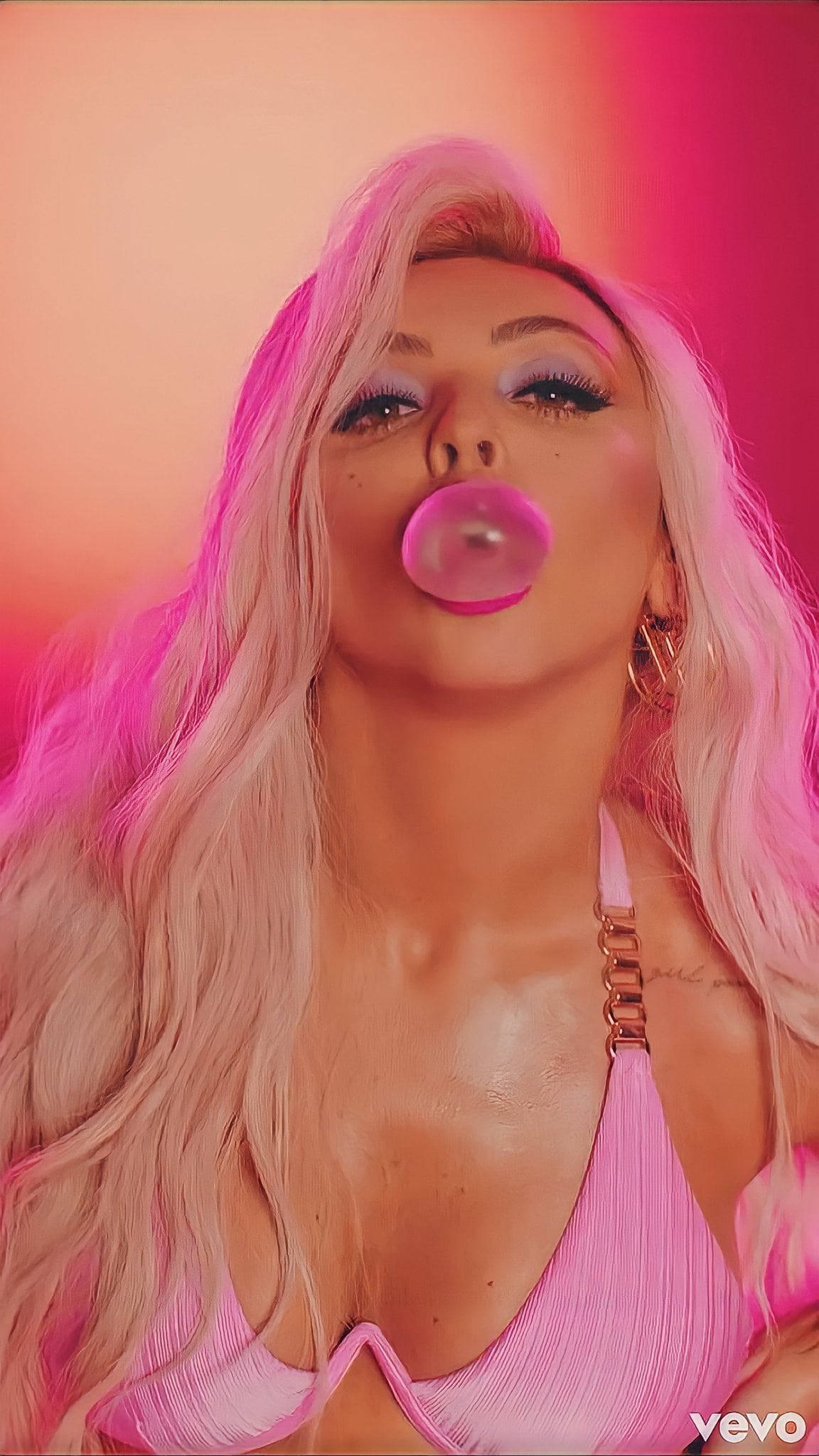 Jesy Nelson, blonde hair, pink bubblegum bubble, Full HD Phone Wallpaper