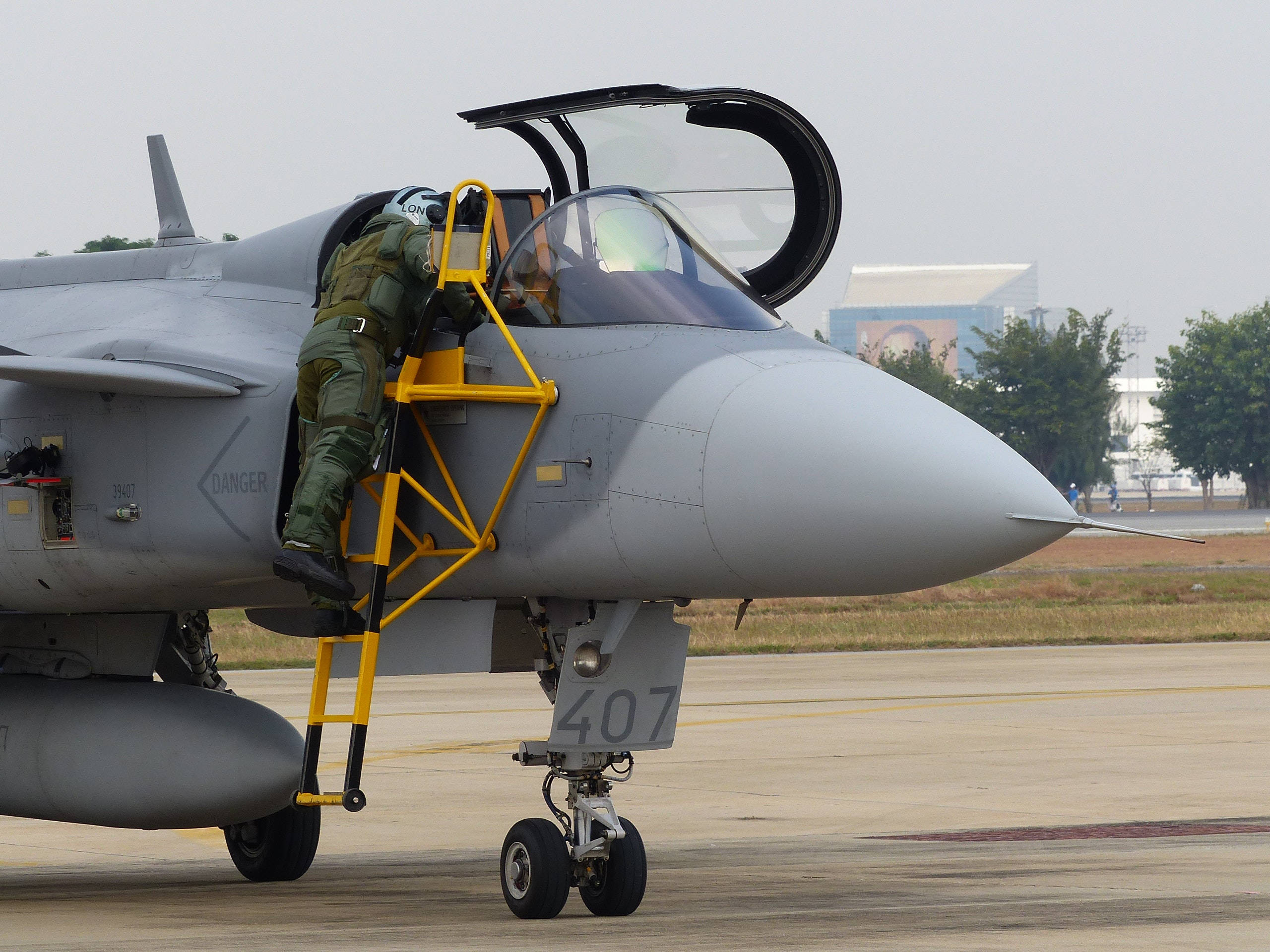 fighter jet, green flight gear, yellow ladder, 2K Desktop Wallpaper