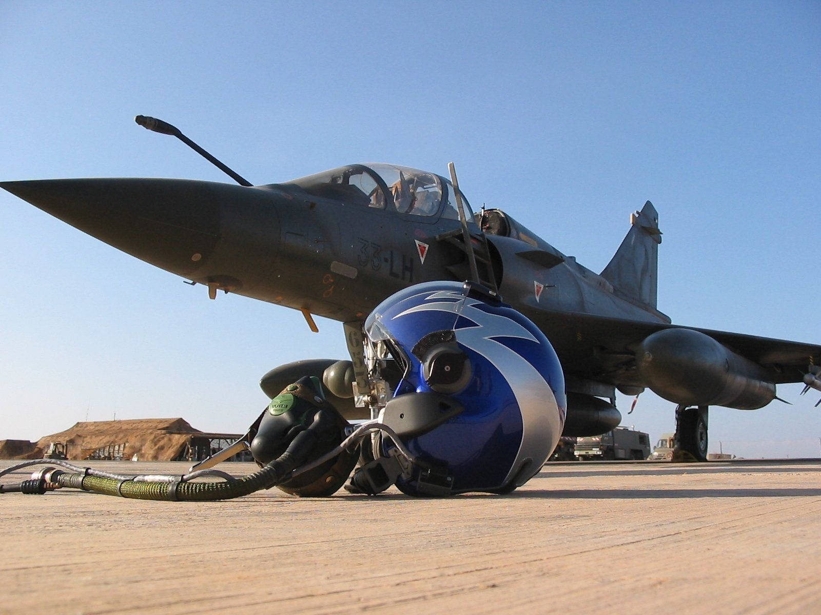 fighter jet, pilot helmet, tarmac, HD Desktop Wallpaper
