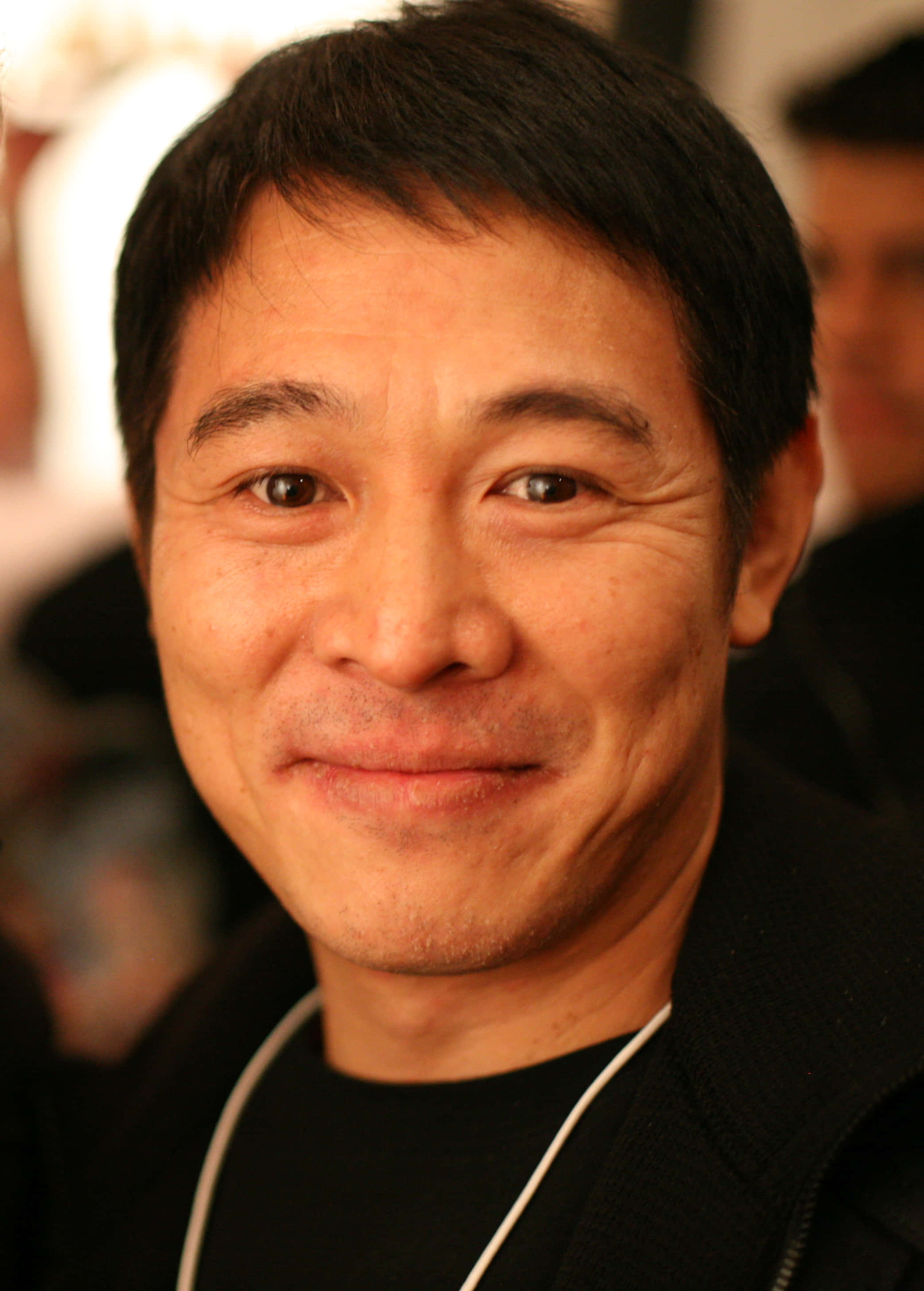 Jet Li, black jacket, white earbuds, 2K Phone Wallpaper