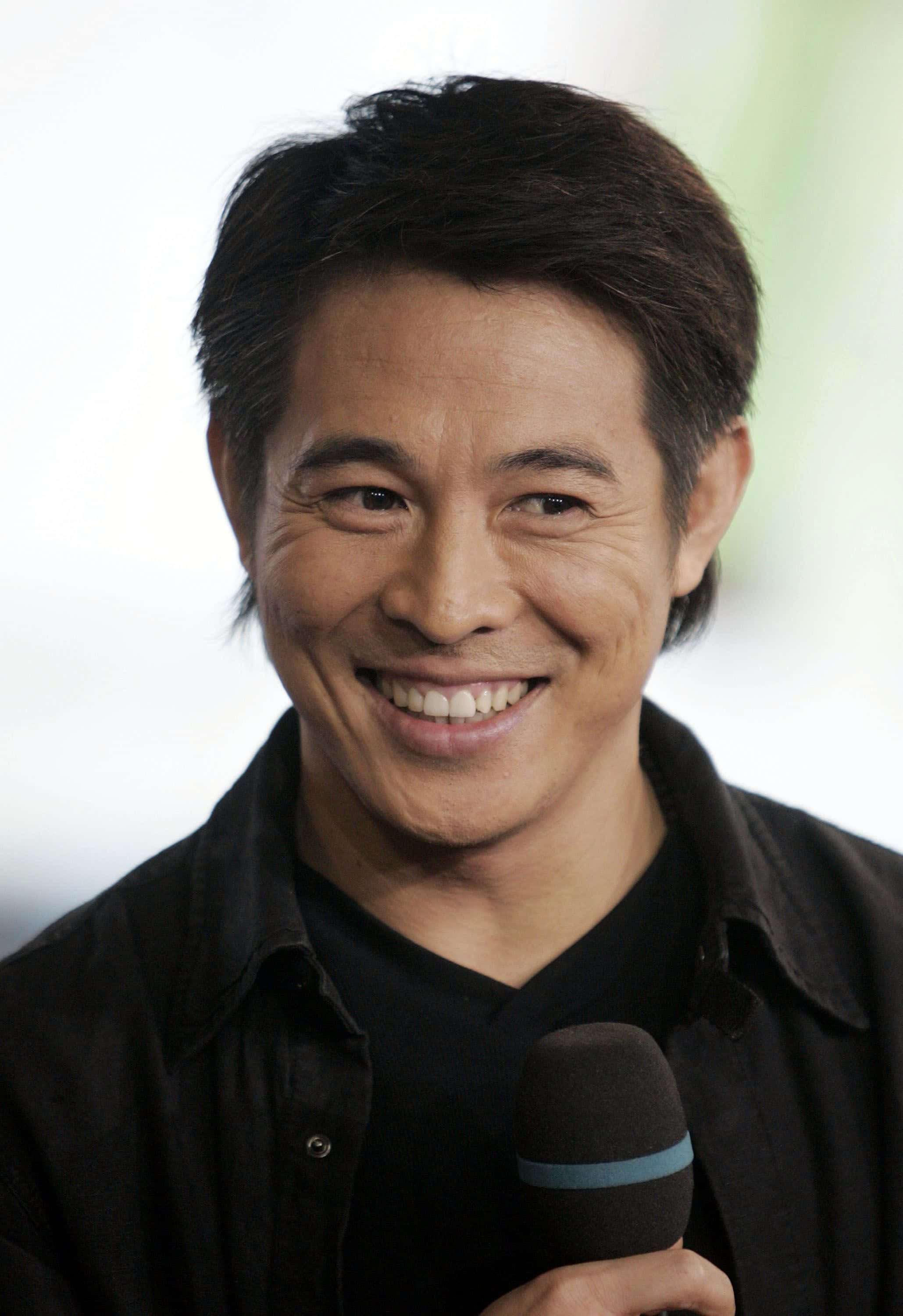 Jet Li, microphone, soft blurred background, 2K Phone Wallpaper