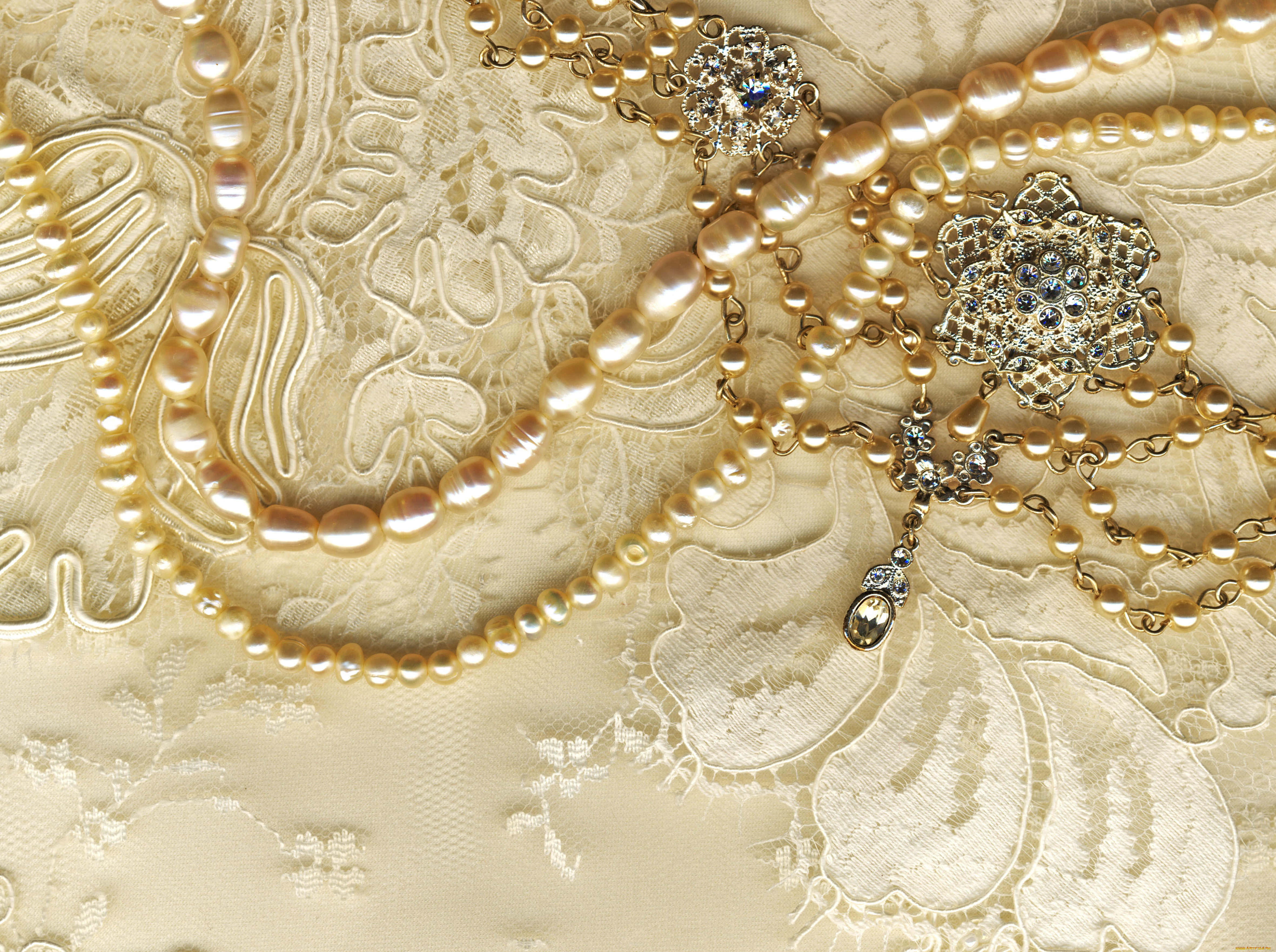 golden pearl necklaces, jeweled brooches, intricate cream lace fabric, 4K Desktop Wallpaper