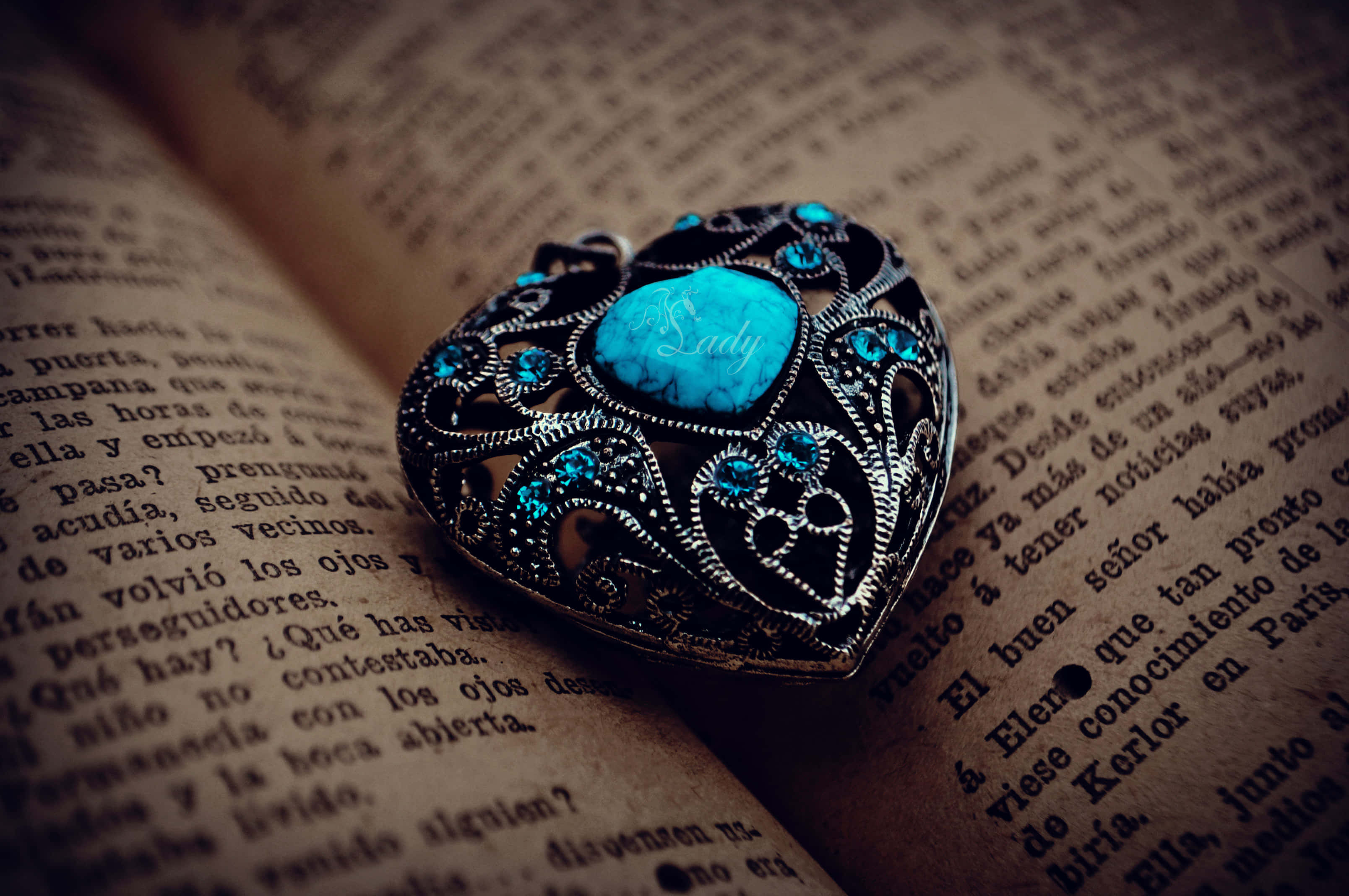 heart-shaped pendant, turquoise stone, vintage book, 2K Desktop Wallpaper