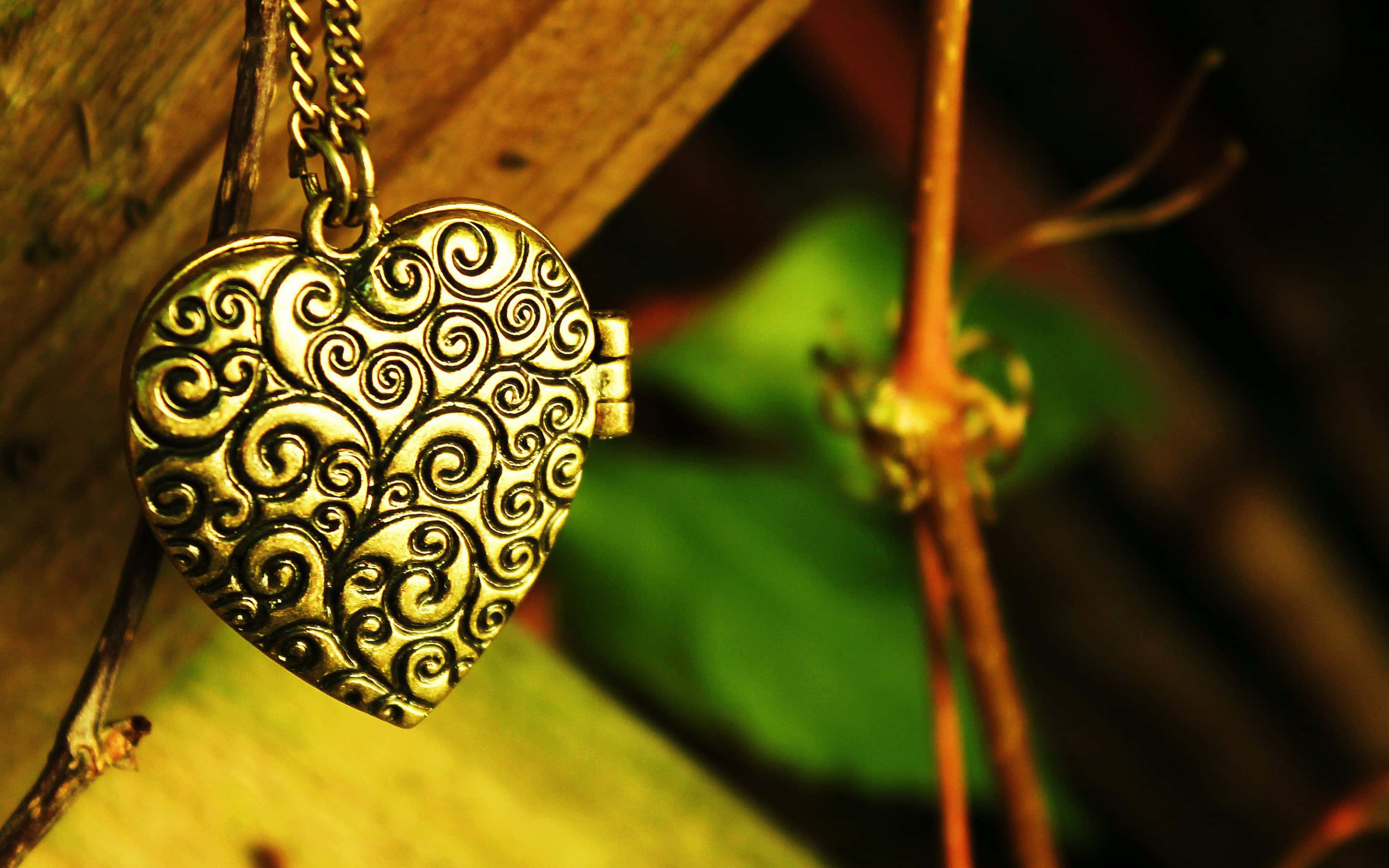 vintage gold heart locket, swirling patterns, chain, 2K Desktop Wallpaper