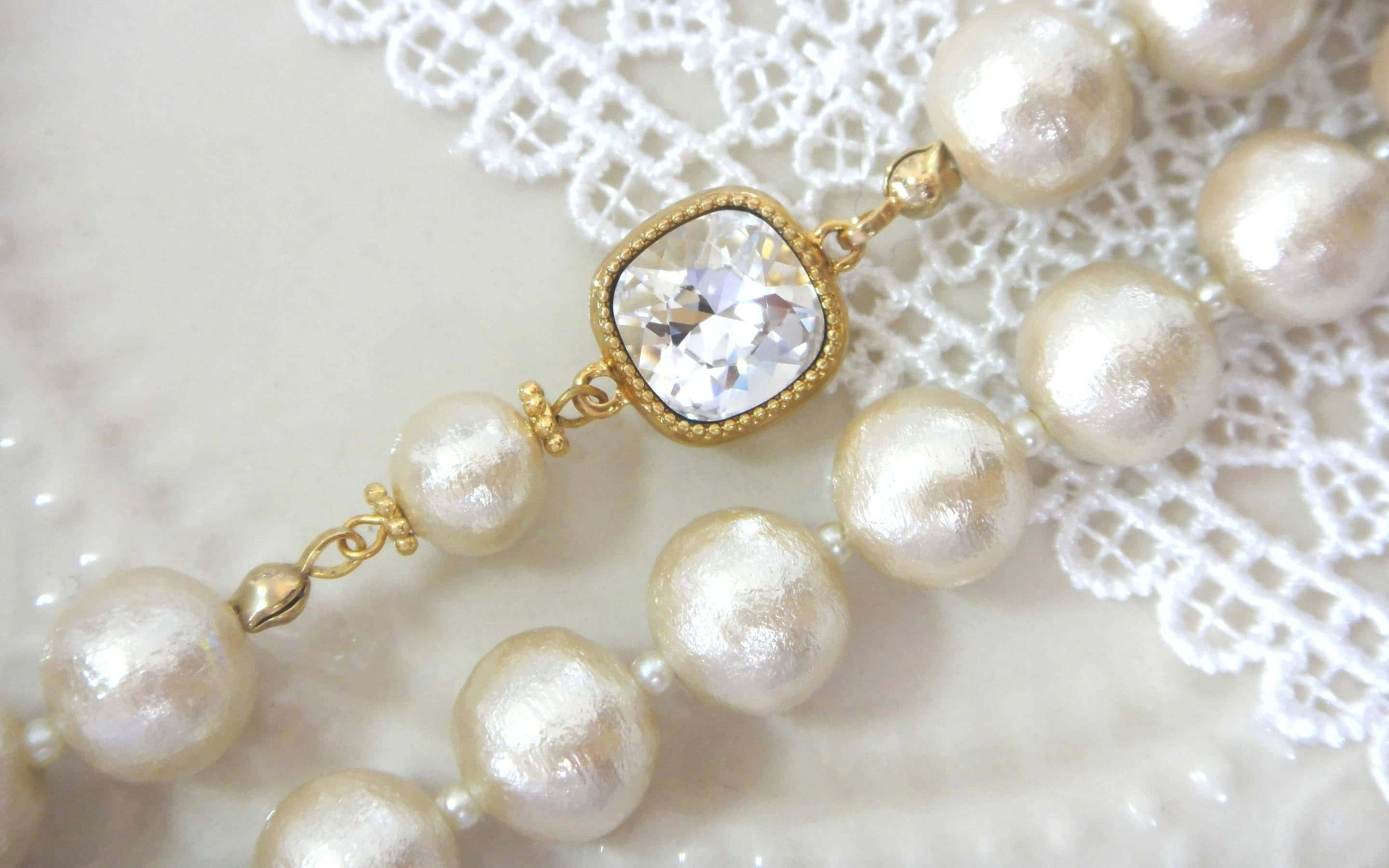 pearl necklace, gold clasp, crystal centerpiece, 2K Desktop Wallpaper
