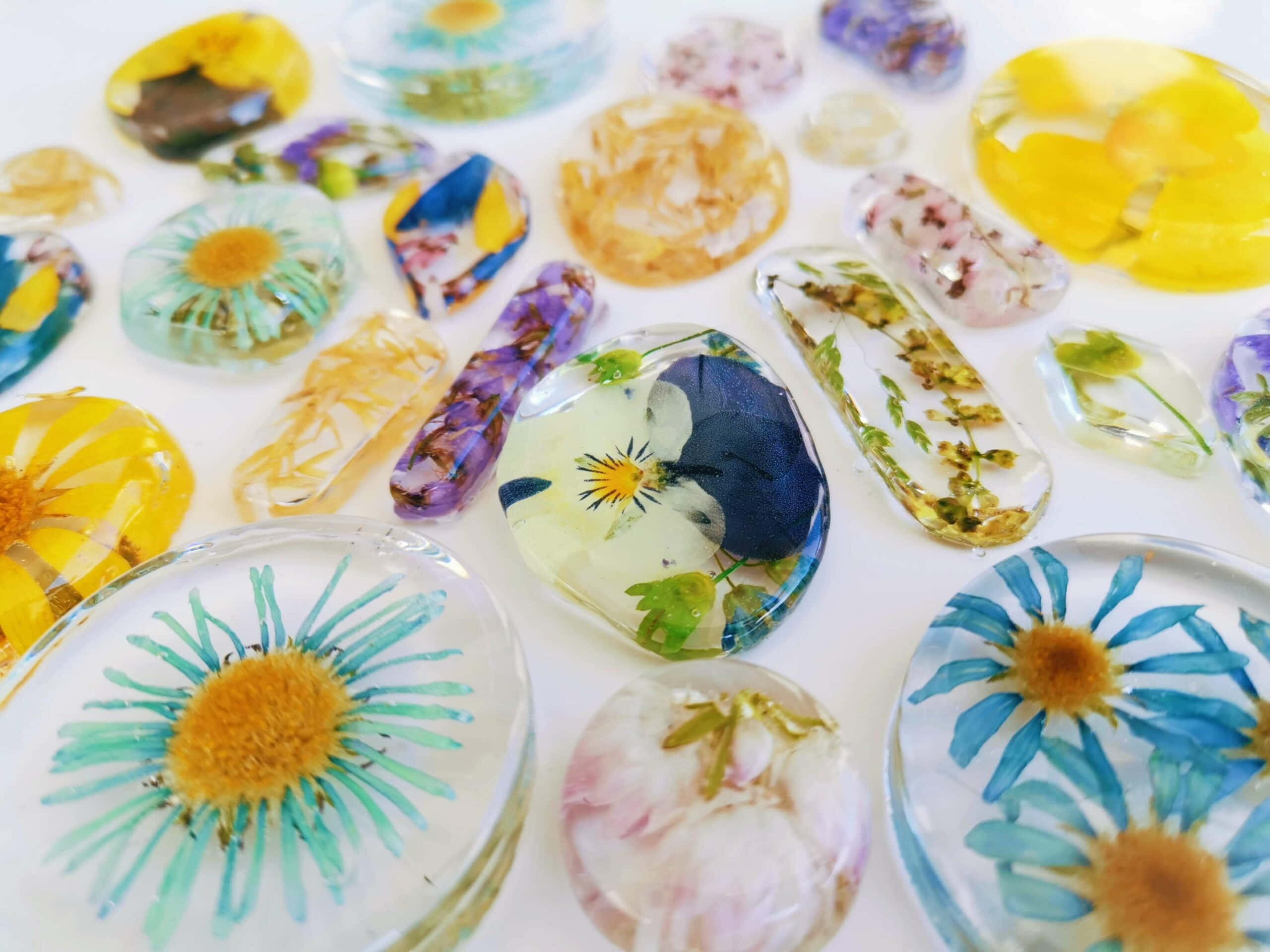 handmade resin jewelry pieces, pressed flowers, clear resin, 2K Desktop Wallpaper