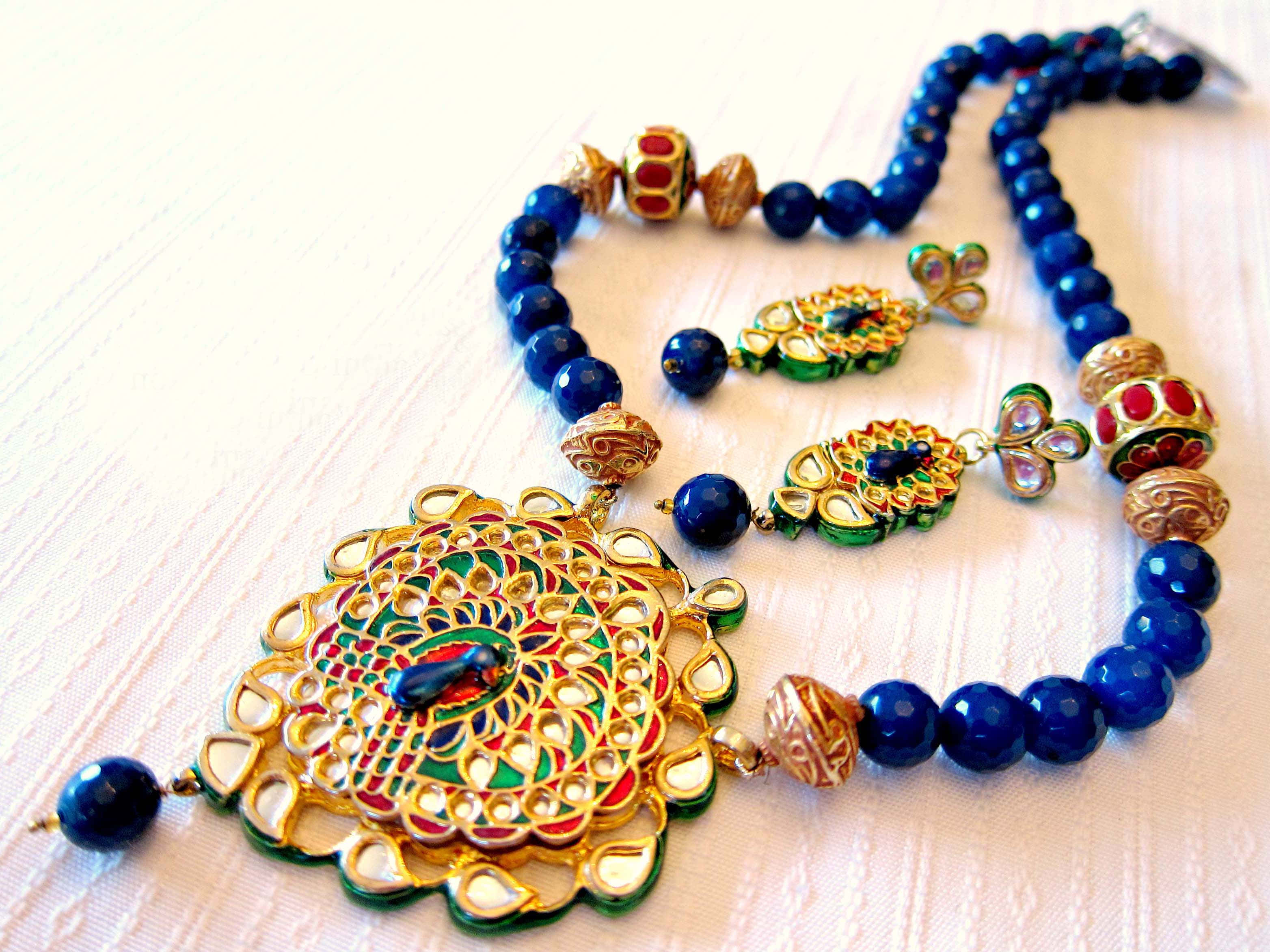 Indian jewelry set, gold filigree, deep blue beads, 2K Desktop Wallpaper