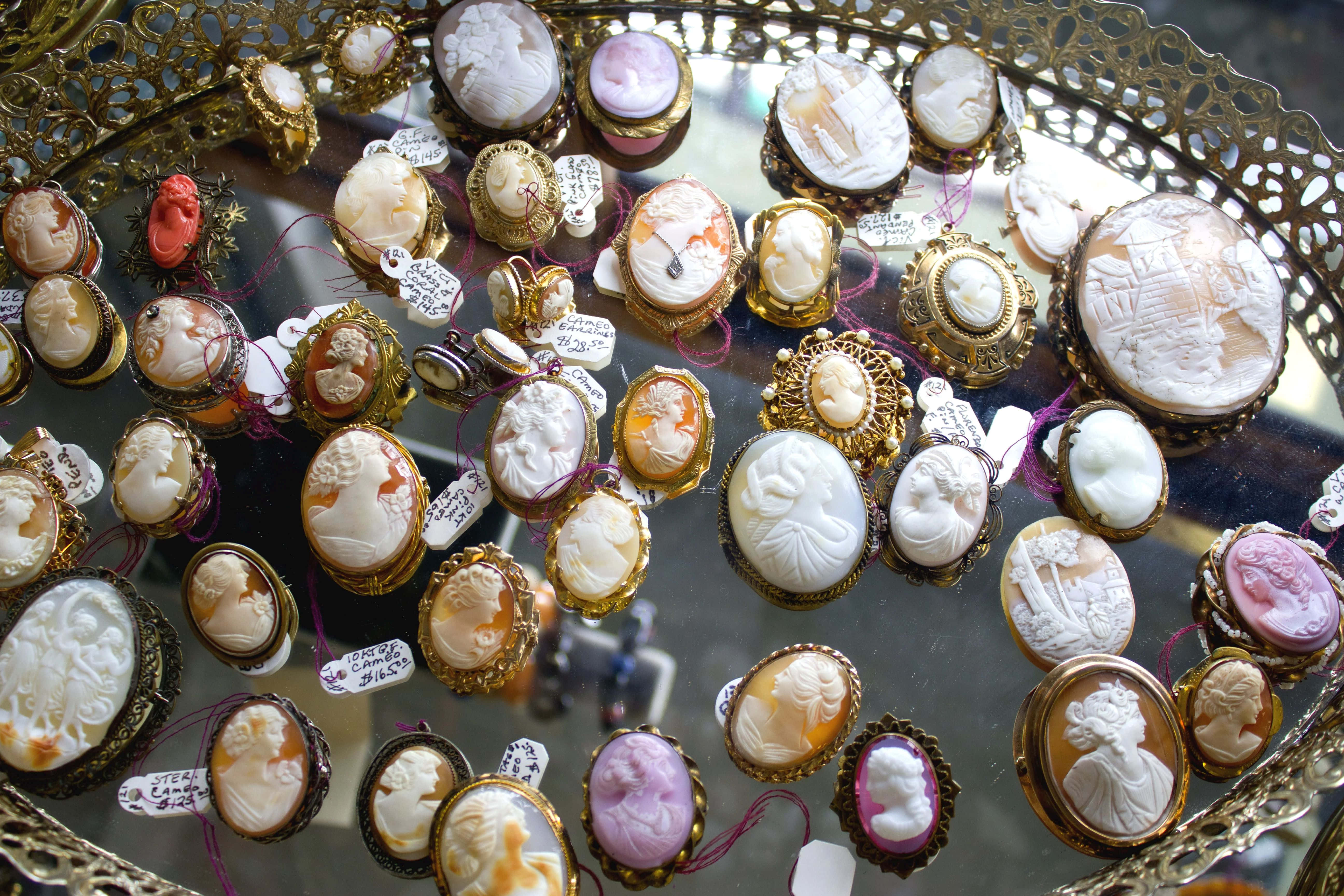 vintage cameo brooches, gold frames, shell tones, 5K Desktop Wallpaper