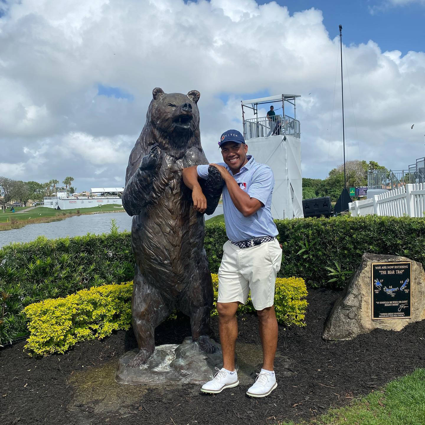 Jhonattan Vegas, bear statue, bronze bear statue, HD Desktop Wallpaper