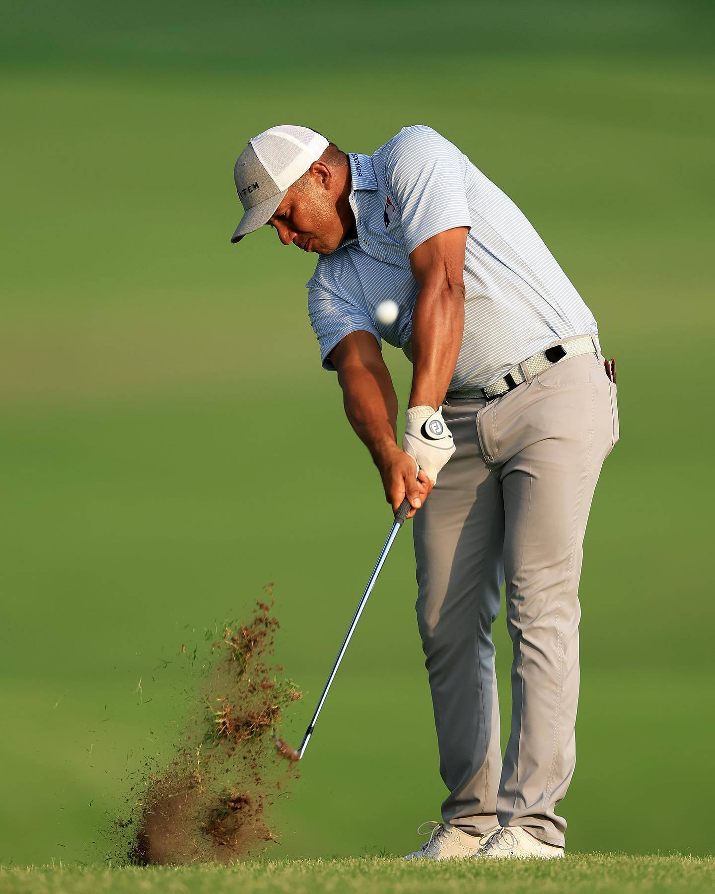 Jhonattan Vegas, sand bunker, lush green course, HD Phone Wallpaper