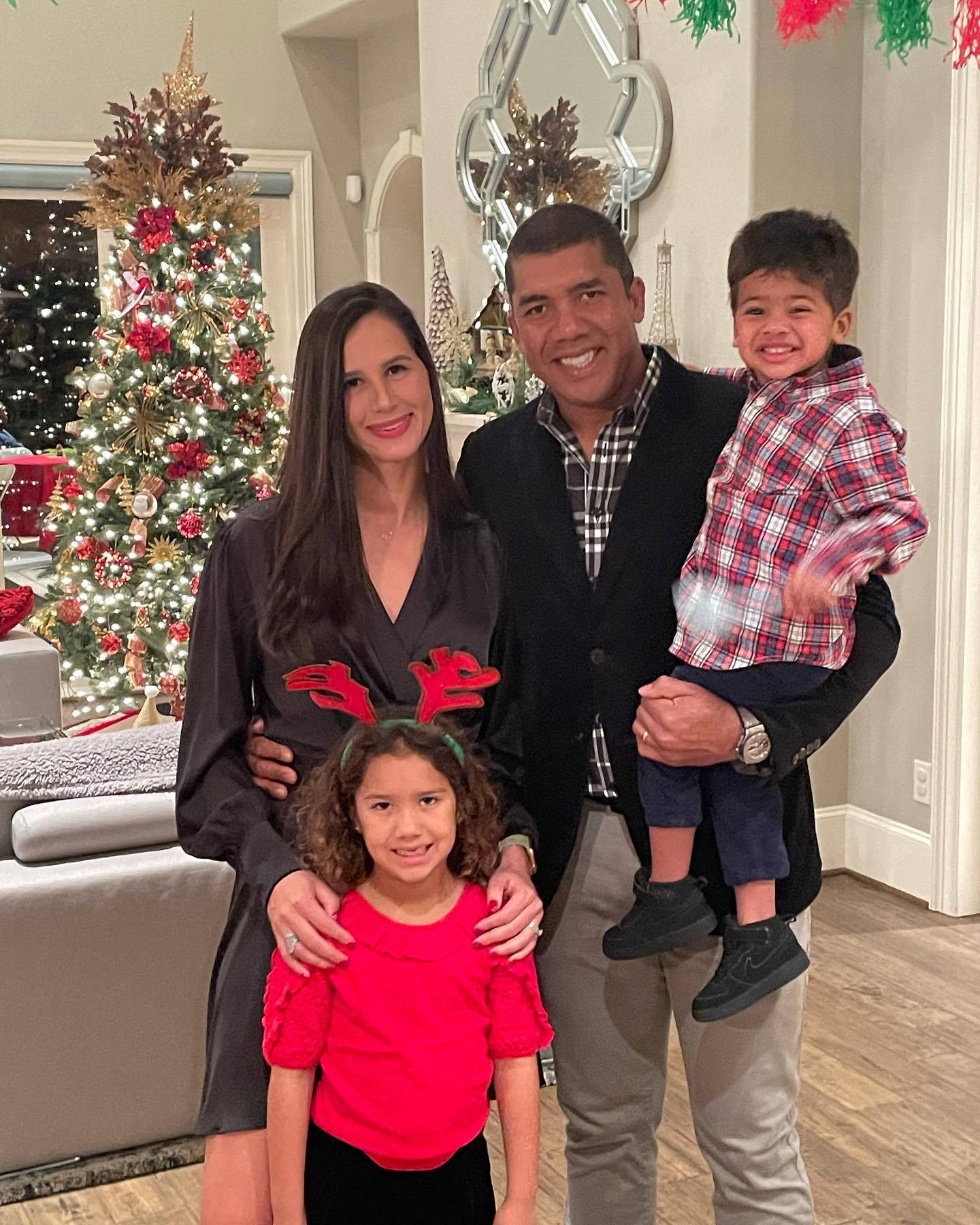 Jhonattan Vegas, Christmas, family, HD Phone Wallpaper