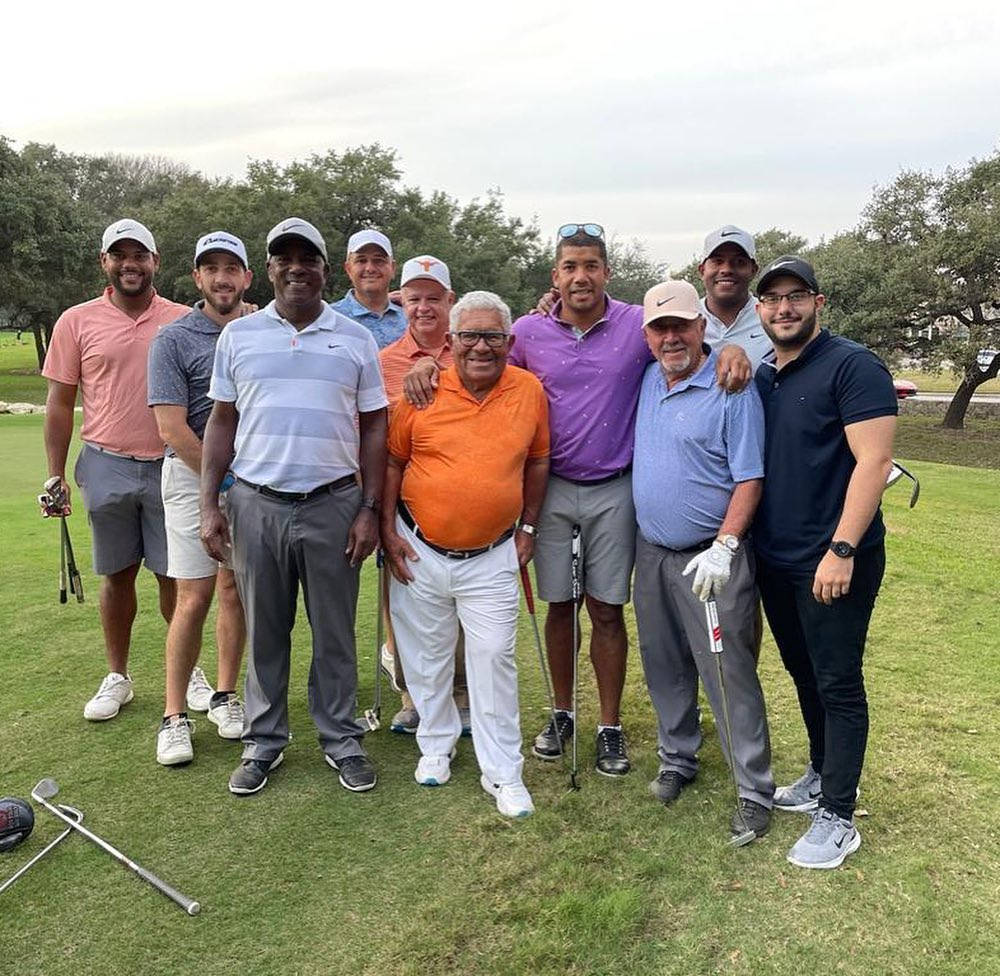 Jhonattan Vegas, golf attire, grassy course, SD Desktop Wallpaper
