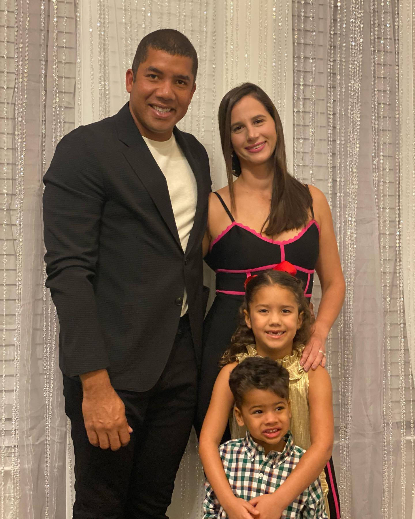Jhonattan Vegas, family of four, shimmering silver curtain backdrop, HD Phone Wallpaper