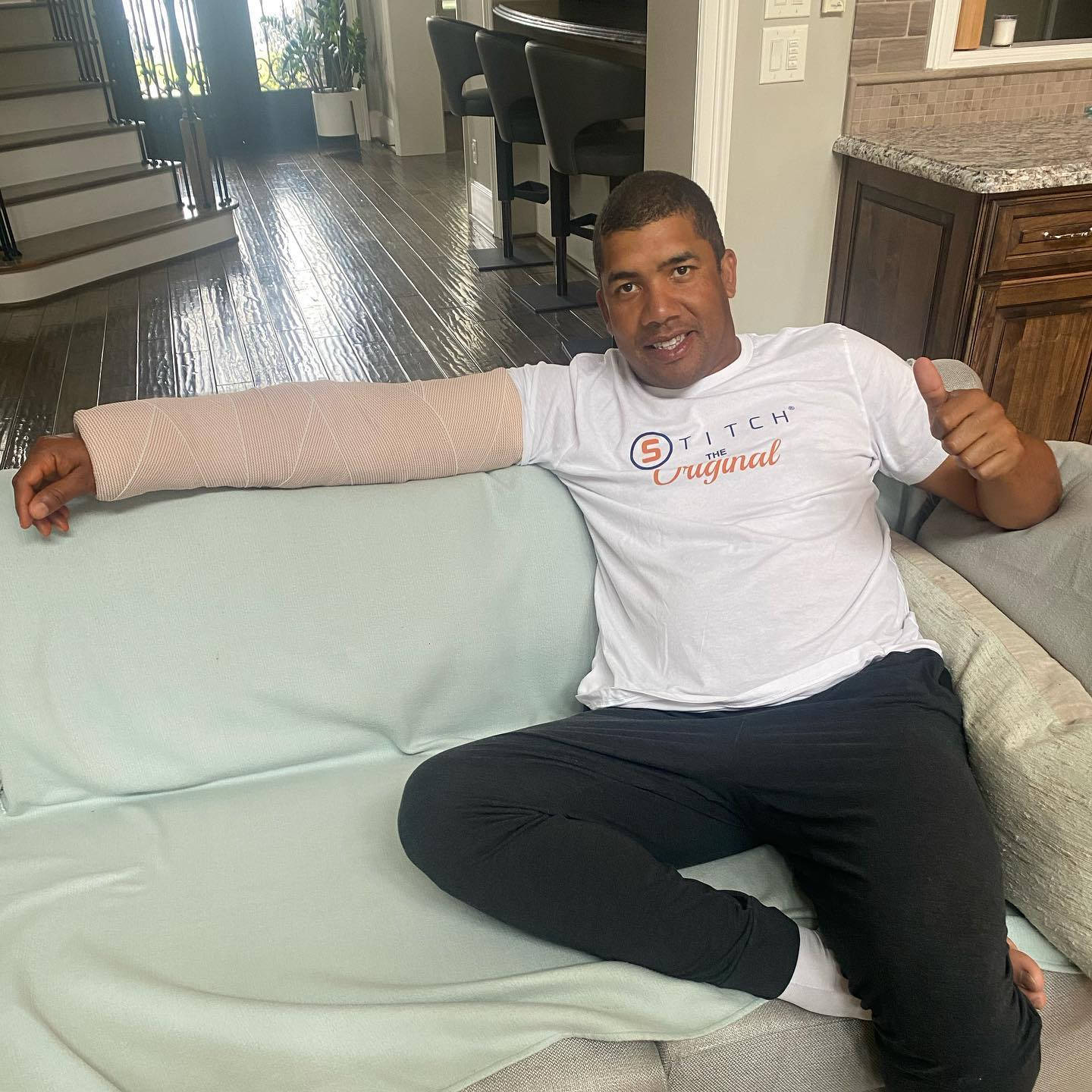Jhonattan Vegas, cast on his arm, couch, HD Desktop Wallpaper
