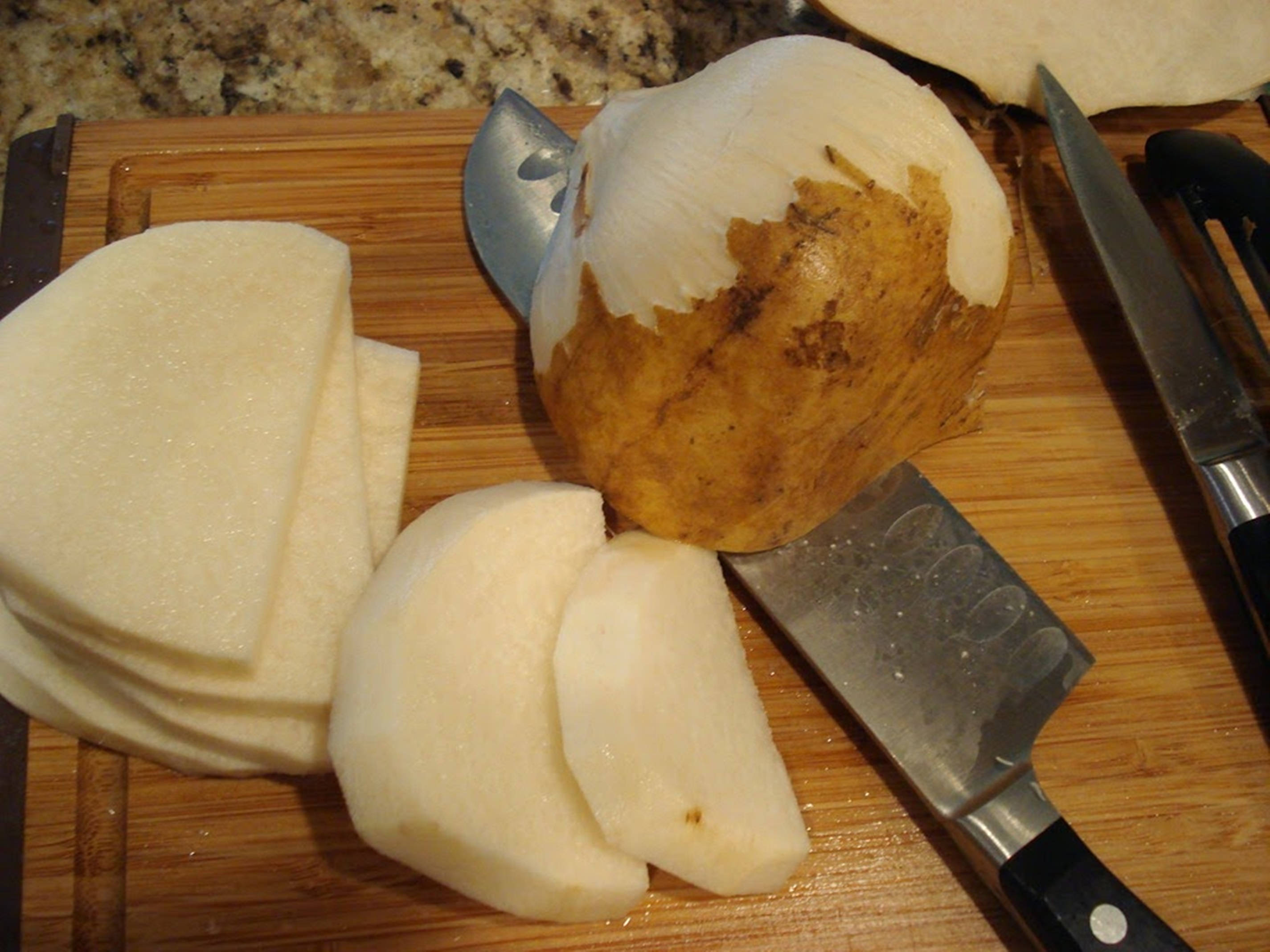 jicama, apple slices, wooden cutting board, 2K Desktop Wallpaper