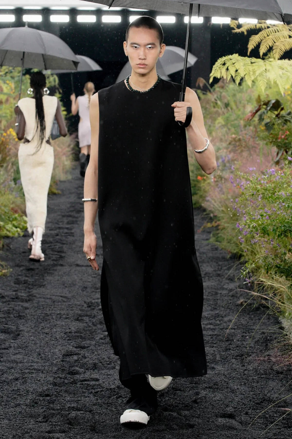 Jil Sander, black sleeveless dress, dark path, HD Phone Wallpaper