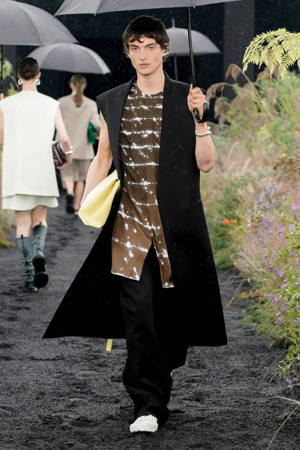 Jil Sander, long vest, rain-slicked runway, HD Phone Wallpaper